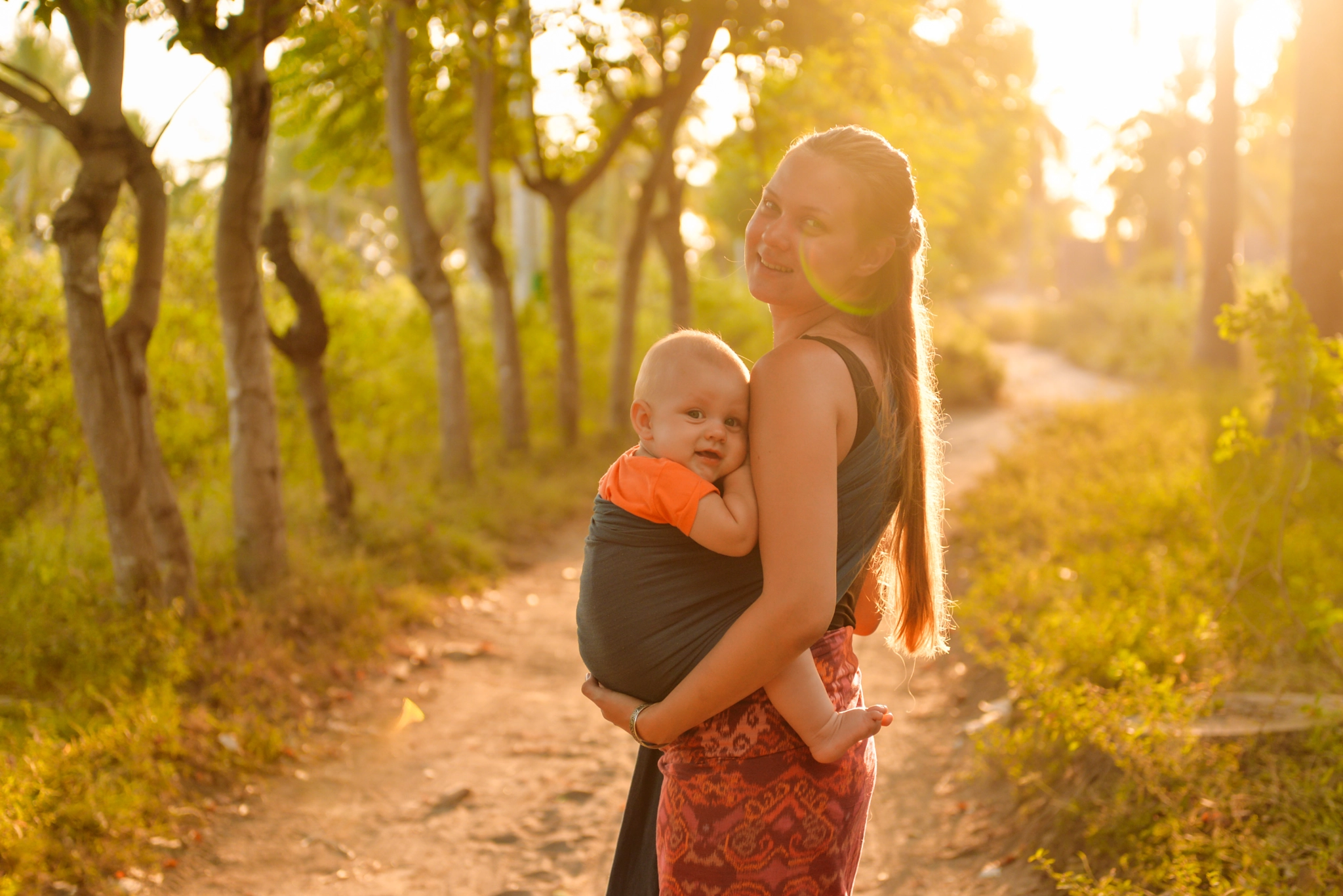 Nikon AF-S Nikkor 28-70mm F2.8 ED-IF sample photo. Mom with a baby on bali photography