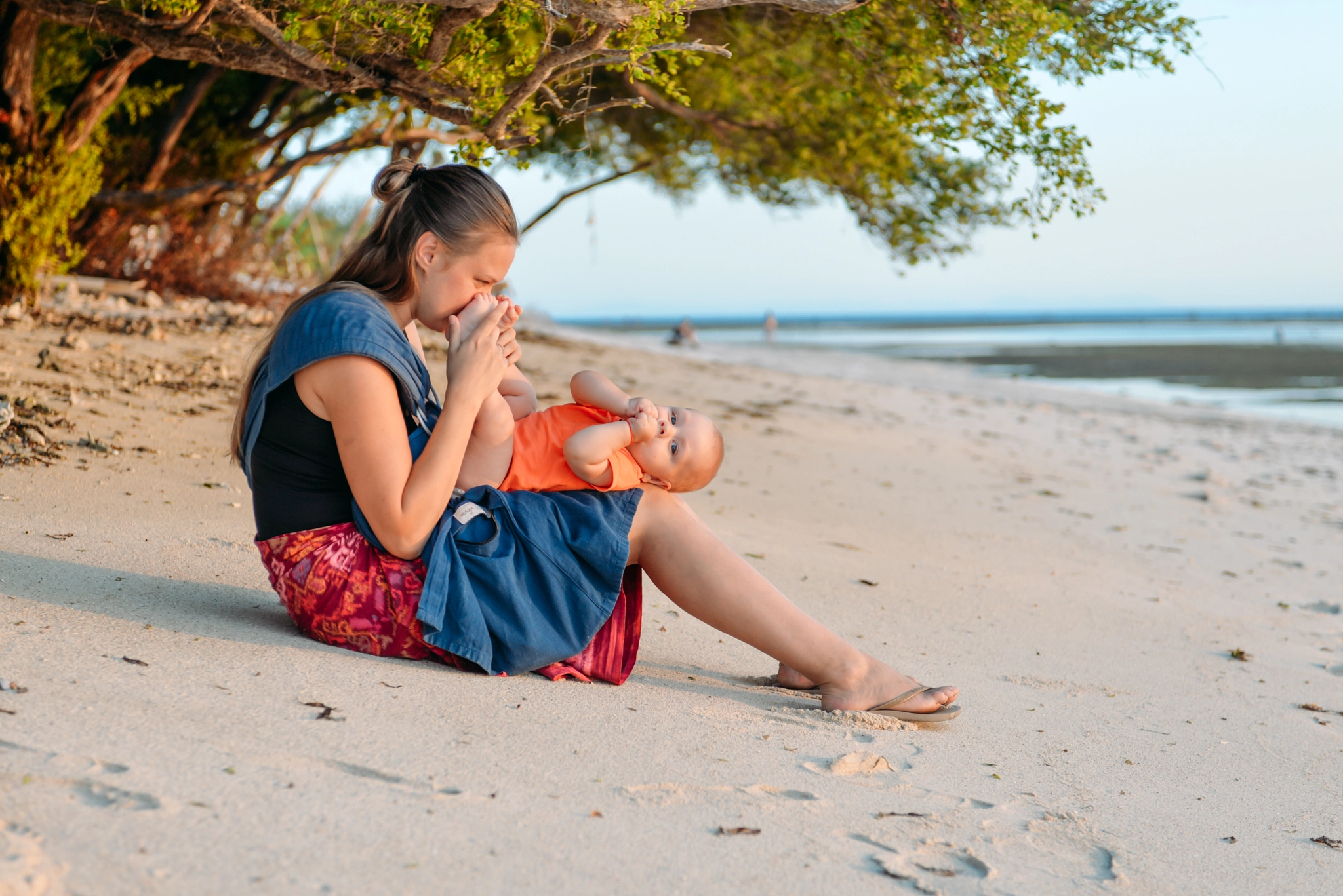 Nikon AF-S Nikkor 28-70mm F2.8 ED-IF sample photo. Mom with a baby on bali photography