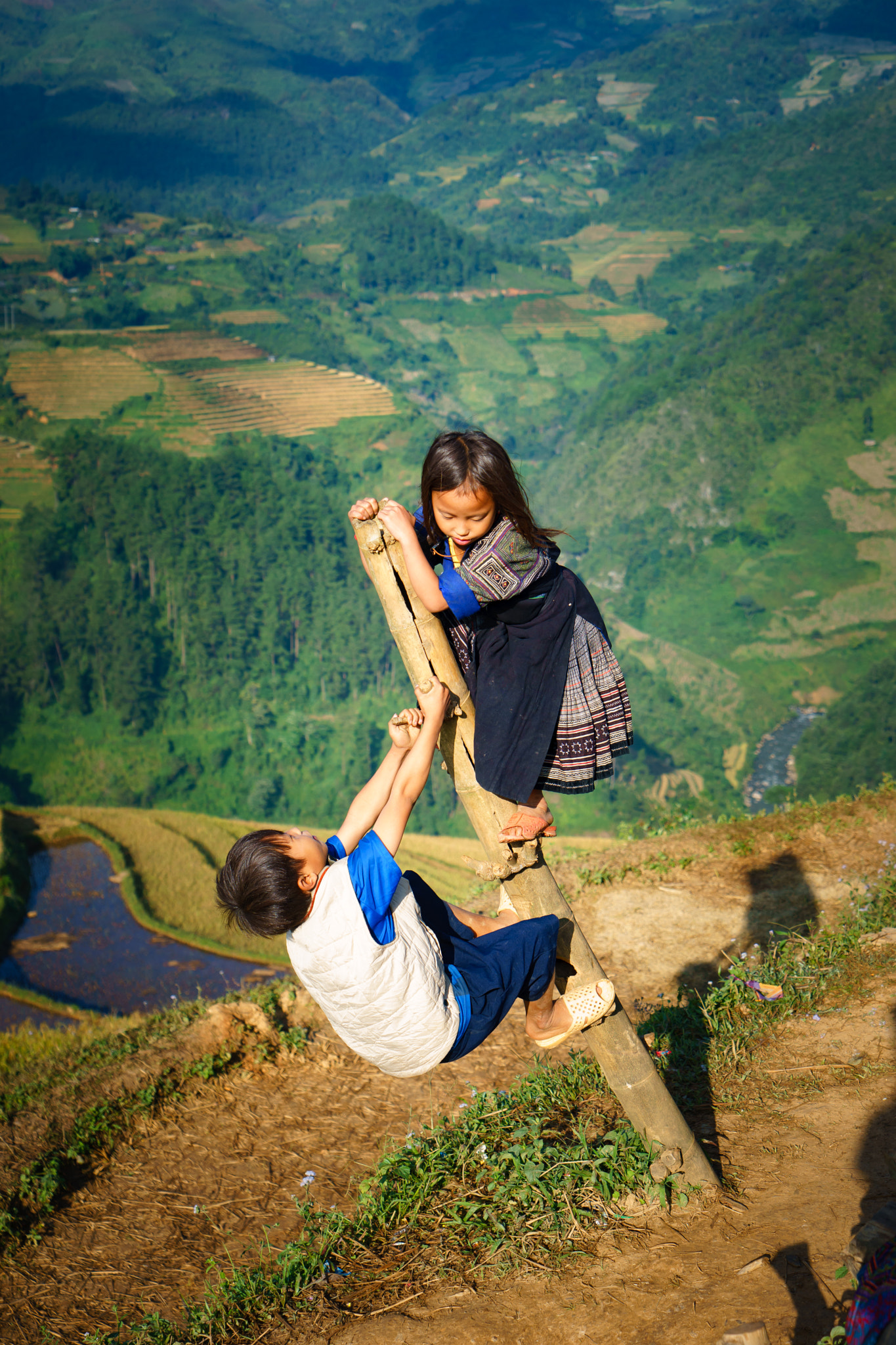 Sony a7 + Sony Vario Tessar T* FE 24-70mm F4 ZA OSS sample photo. Children in mu cang chai photography