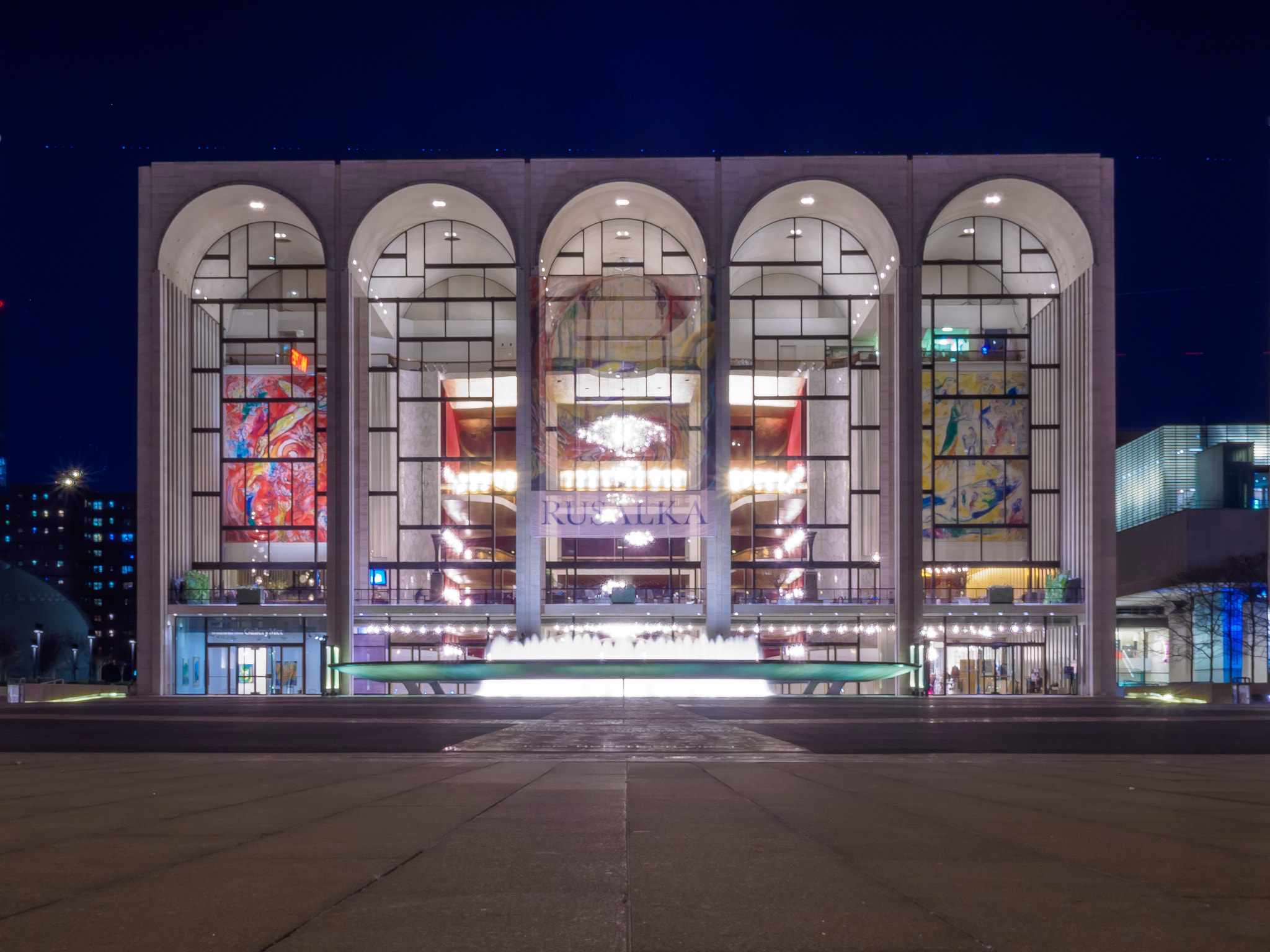 Olympus OM-D E-M5 II + Olympus M.Zuiko Digital 17mm F1.8 sample photo. Metropolitan opera house photography