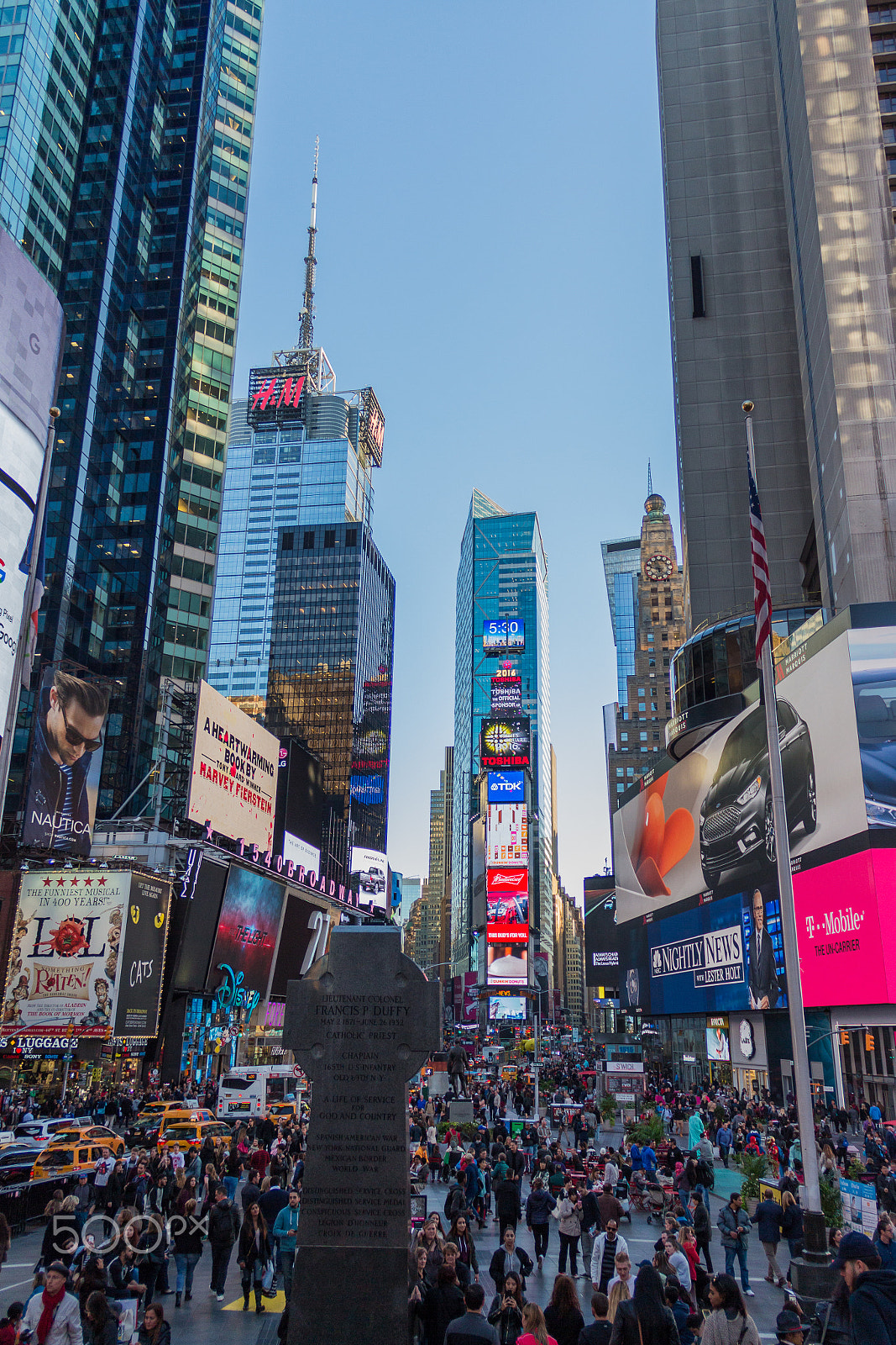 Canon EF-S 18-135mm F3.5-5.6 IS sample photo. Times square photography