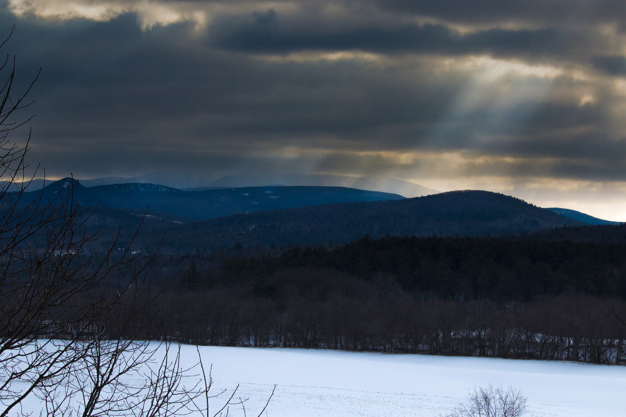 Canon EOS 70D + Canon EF-S 55-250mm F4-5.6 IS STM sample photo. Crepuscular rays over vermont. photography