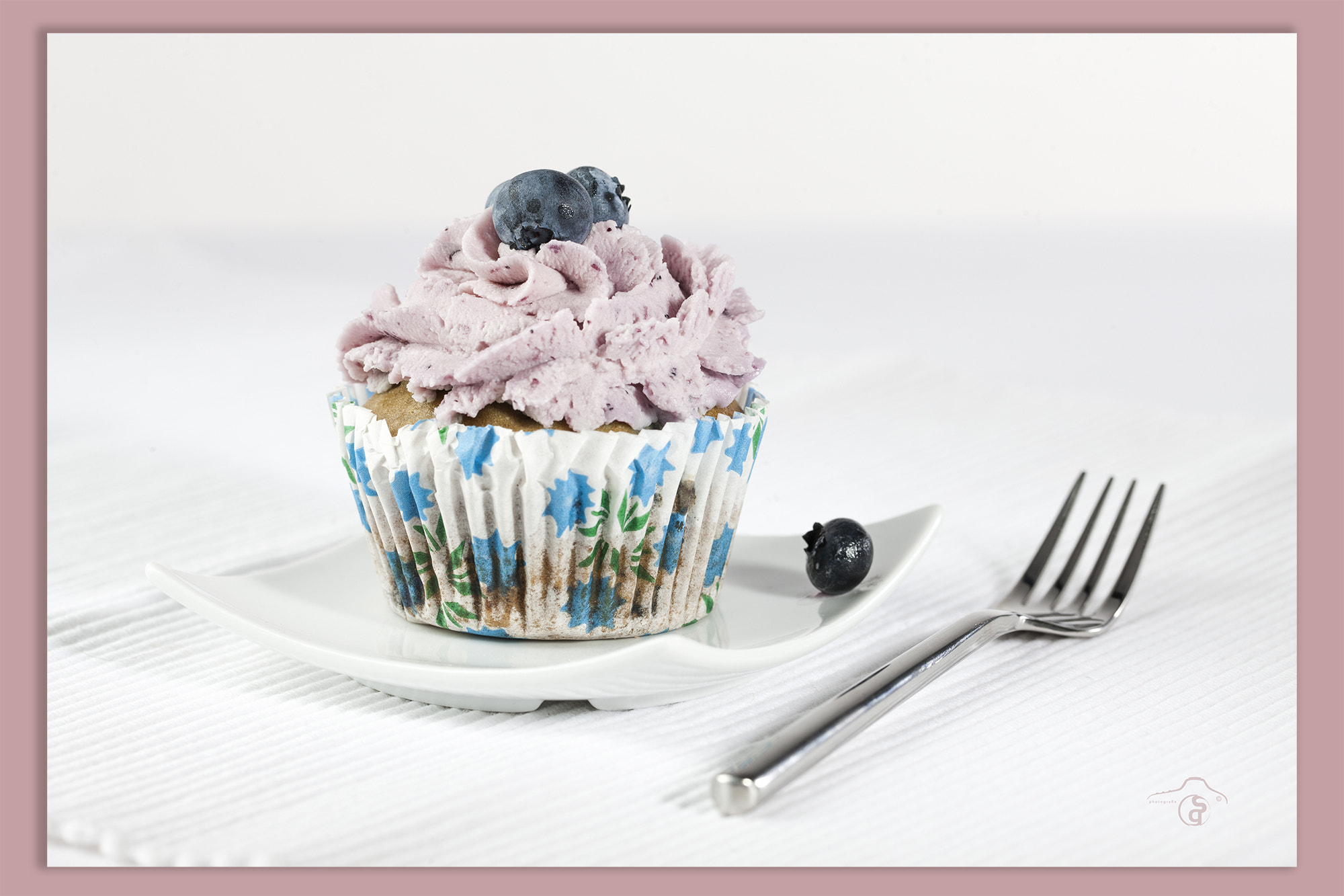 Canon EOS-1Ds Mark III + Canon EF 100mm F2.8L Macro IS USM sample photo. Cupcake photography