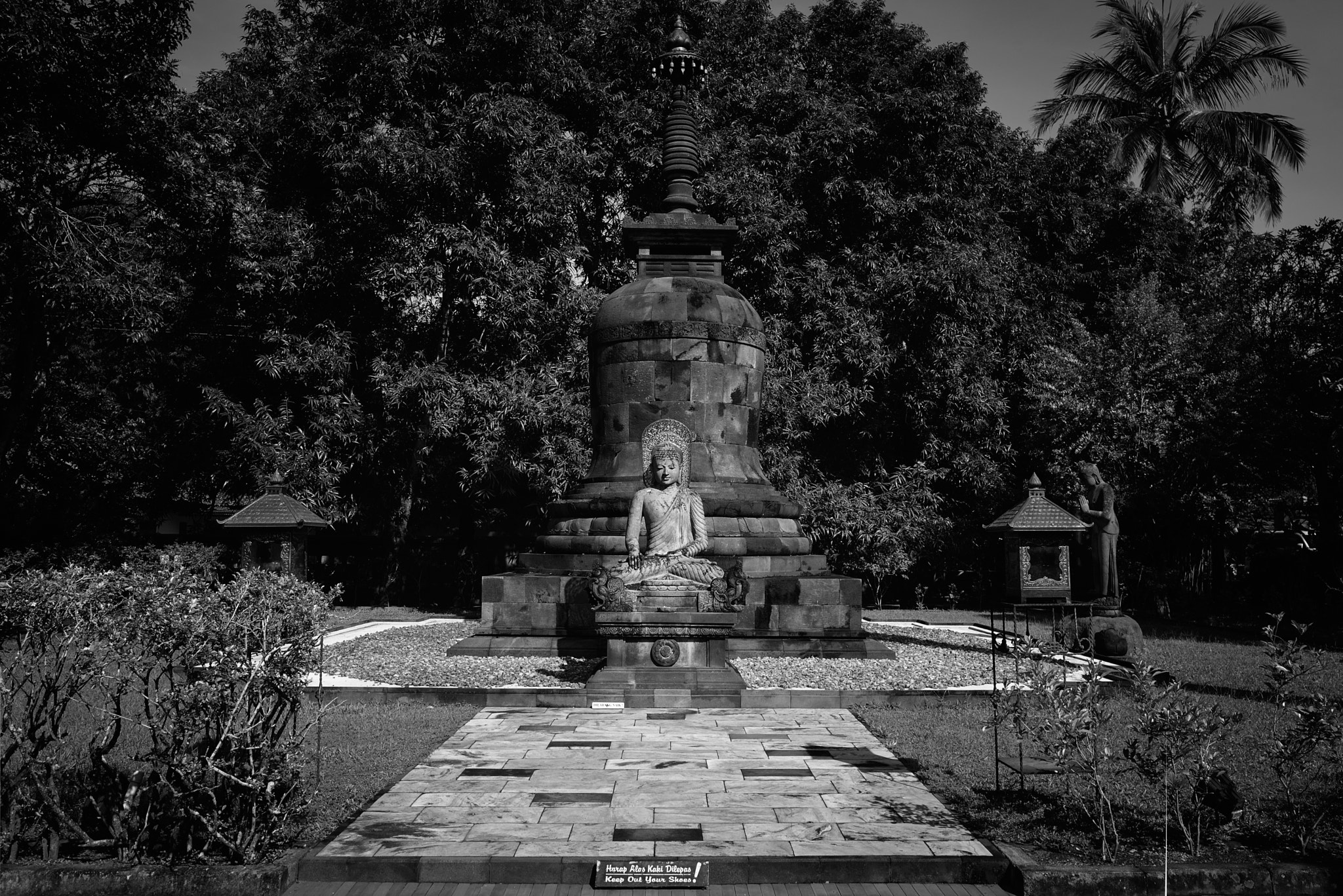 Nikon AF-S Nikkor 18-35mm F3.5-4.5G ED sample photo. Mendut budhist gardens photography