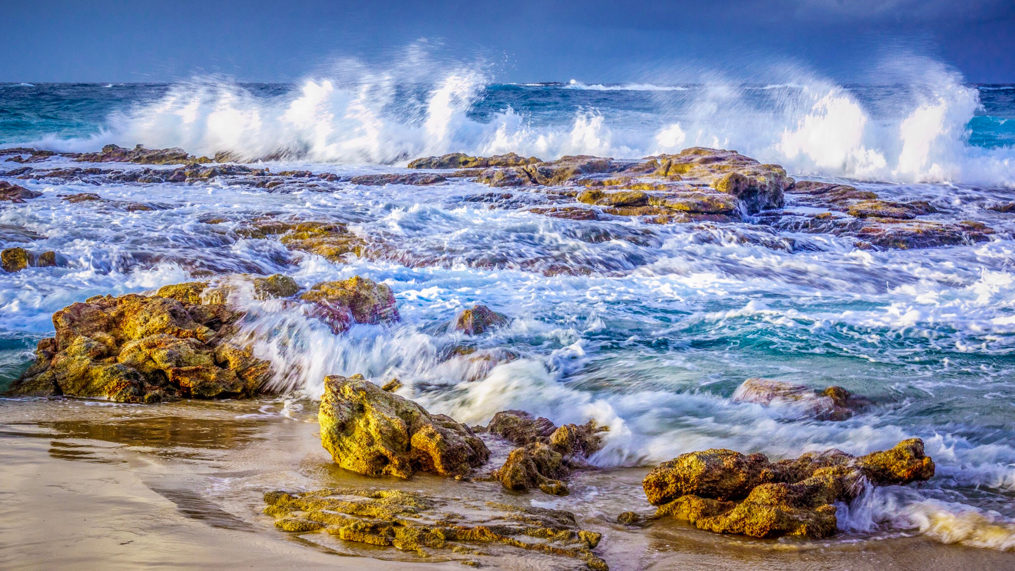 Sony Alpha NEX-7 + Sony E 18-200mm F3.5-6.3 OSS sample photo. Waves on the rocks at dusk photography