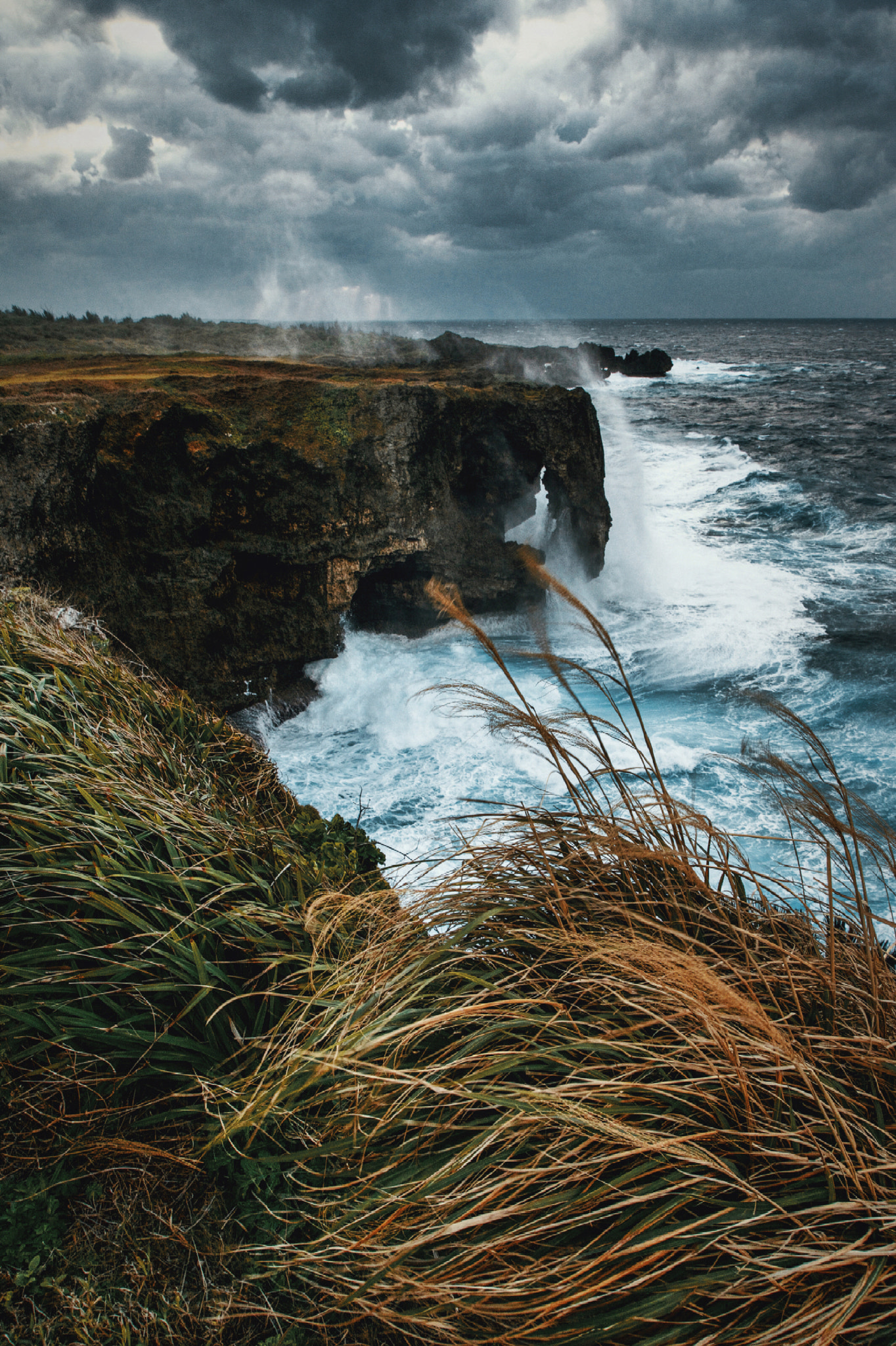 Sony a7R + Sony Vario Tessar T* FE 24-70mm F4 ZA OSS sample photo. Storm is coming... photography