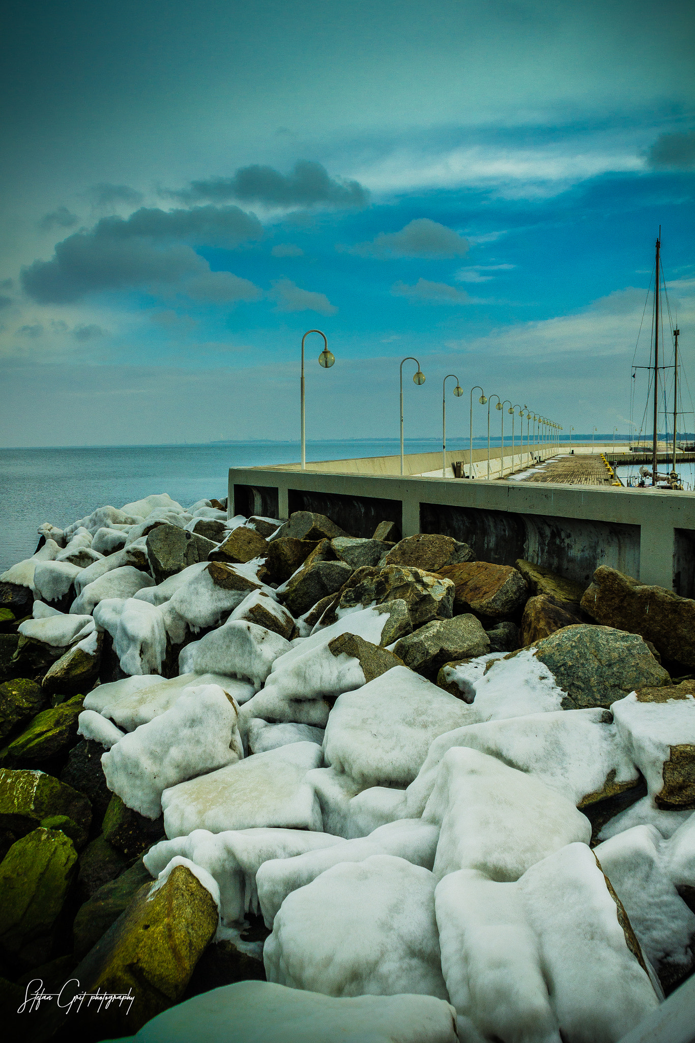 Canon EOS 550D (EOS Rebel T2i / EOS Kiss X4) sample photo. Icy boulders at the shore of gdansk photography