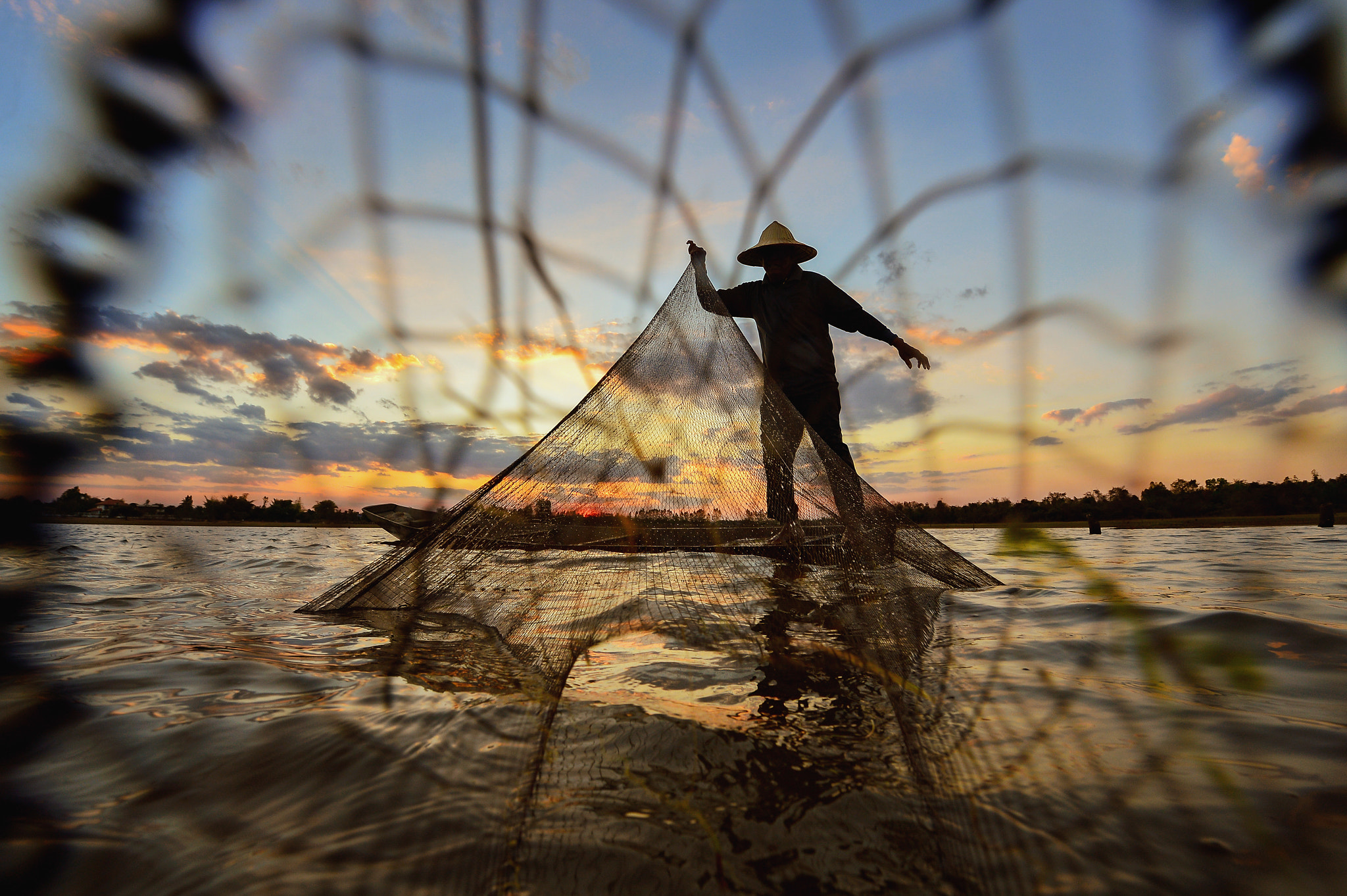 Nikon AF-S Nikkor 14-24mm F2.8G ED sample photo. Fisherman ,thailand photography