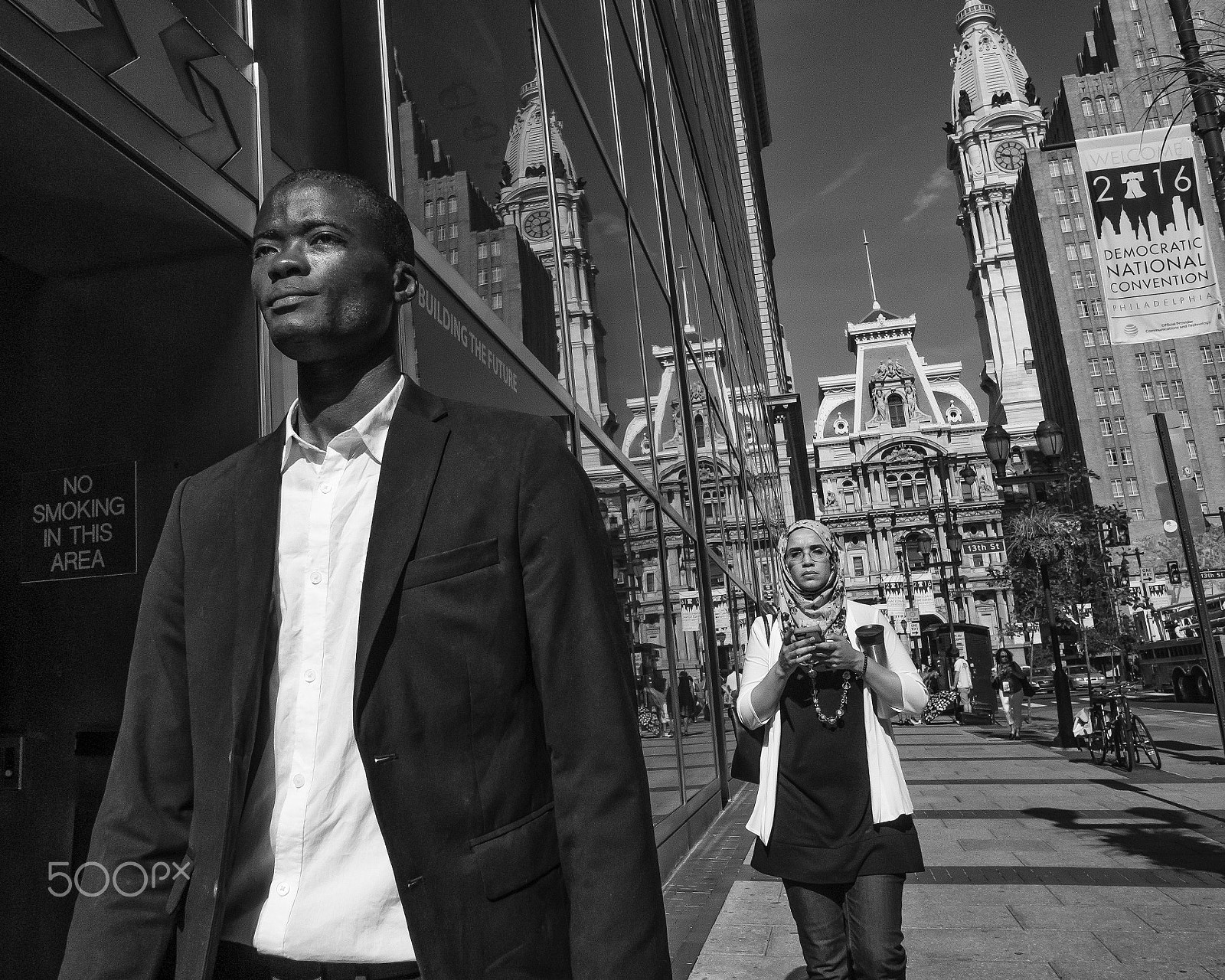 Panasonic Lumix DMC-GX7 + Panasonic Lumix G 14mm F2.5 ASPH sample photo. Pedestrians on market street, 2016 photography