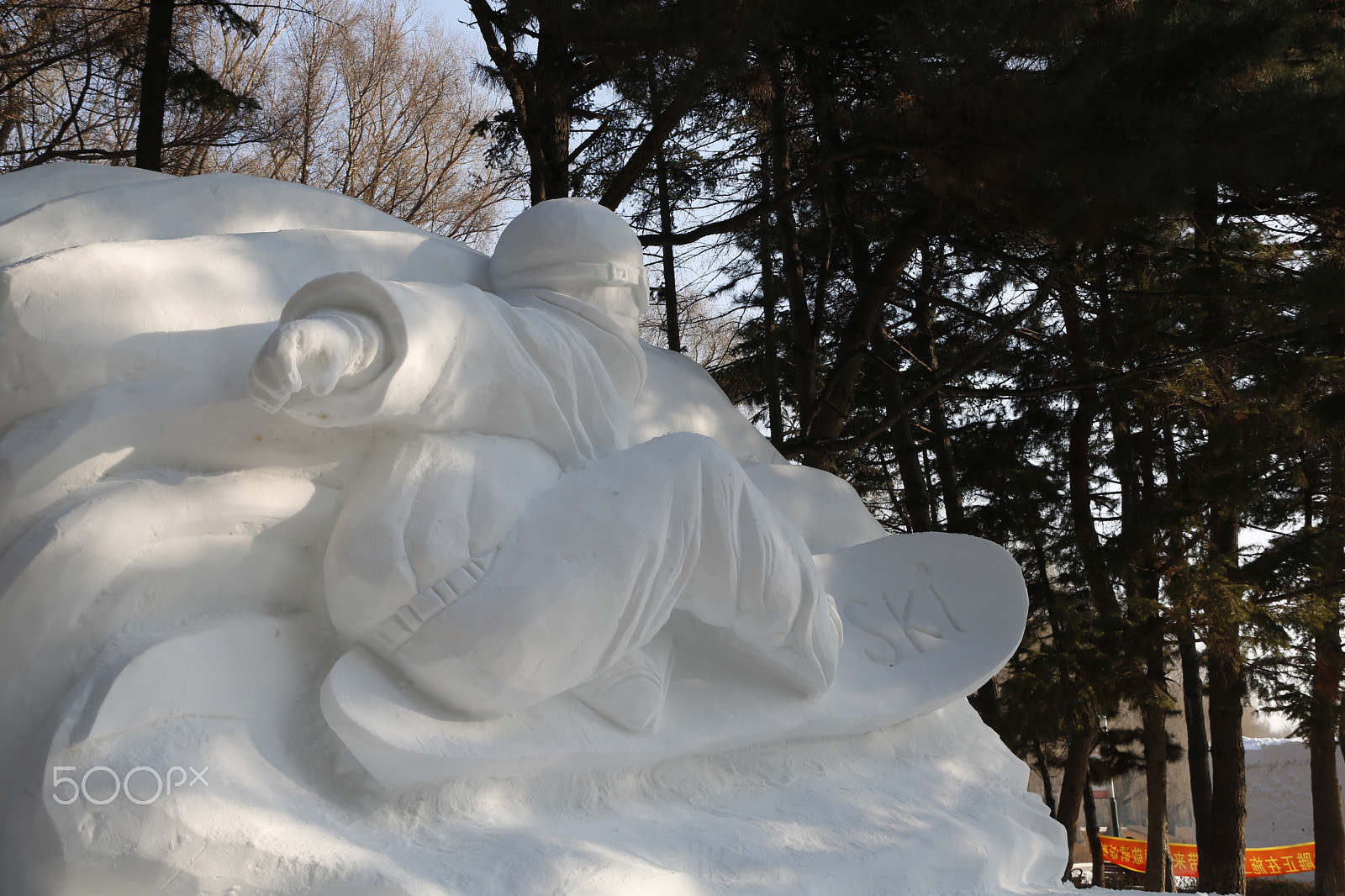 Canon EOS 760D (EOS Rebel T6s / EOS 8000D) + Canon EF-S 18-200mm F3.5-5.6 IS sample photo. Snow sculpture photography