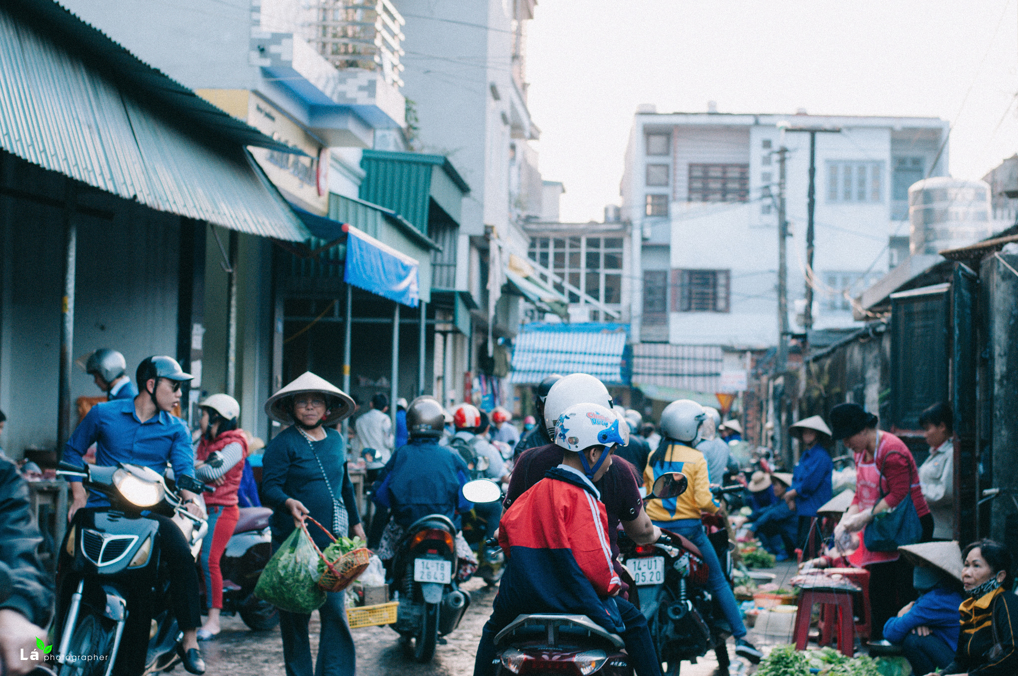 Nikon D300S + Nikon AF-S Nikkor 50mm F1.8G sample photo. Chợ chiều photography