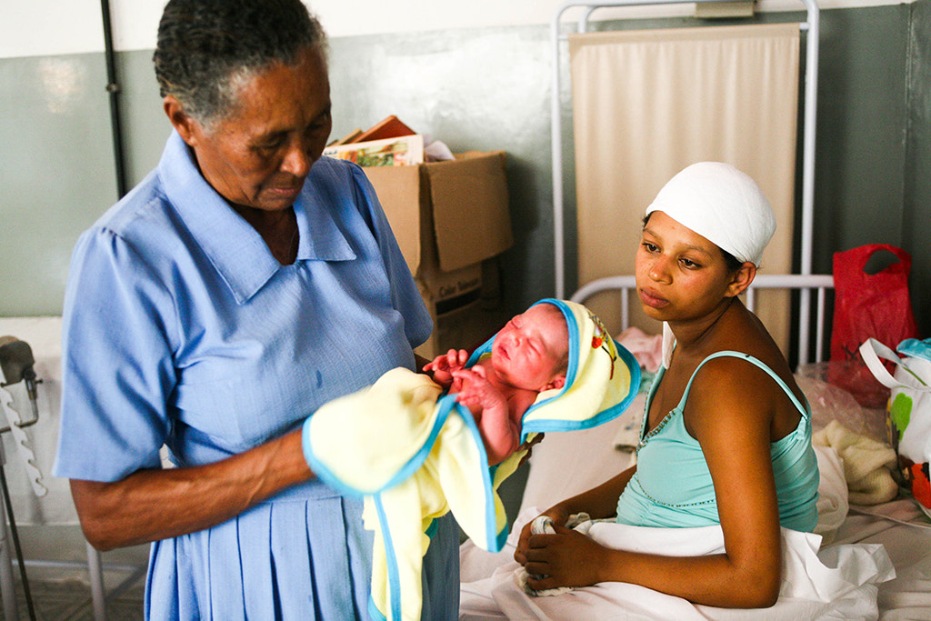 Canon EOS 5D sample photo. Midwife, baby girl and young mother photography