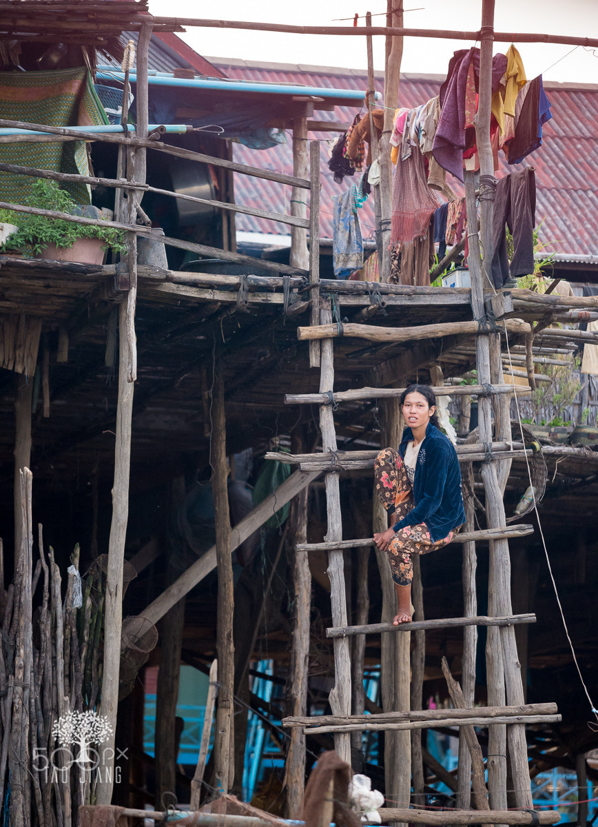 Nikon AF-S Nikkor 70-200mm F4G ED VR sample photo. Woman in a poor family photography