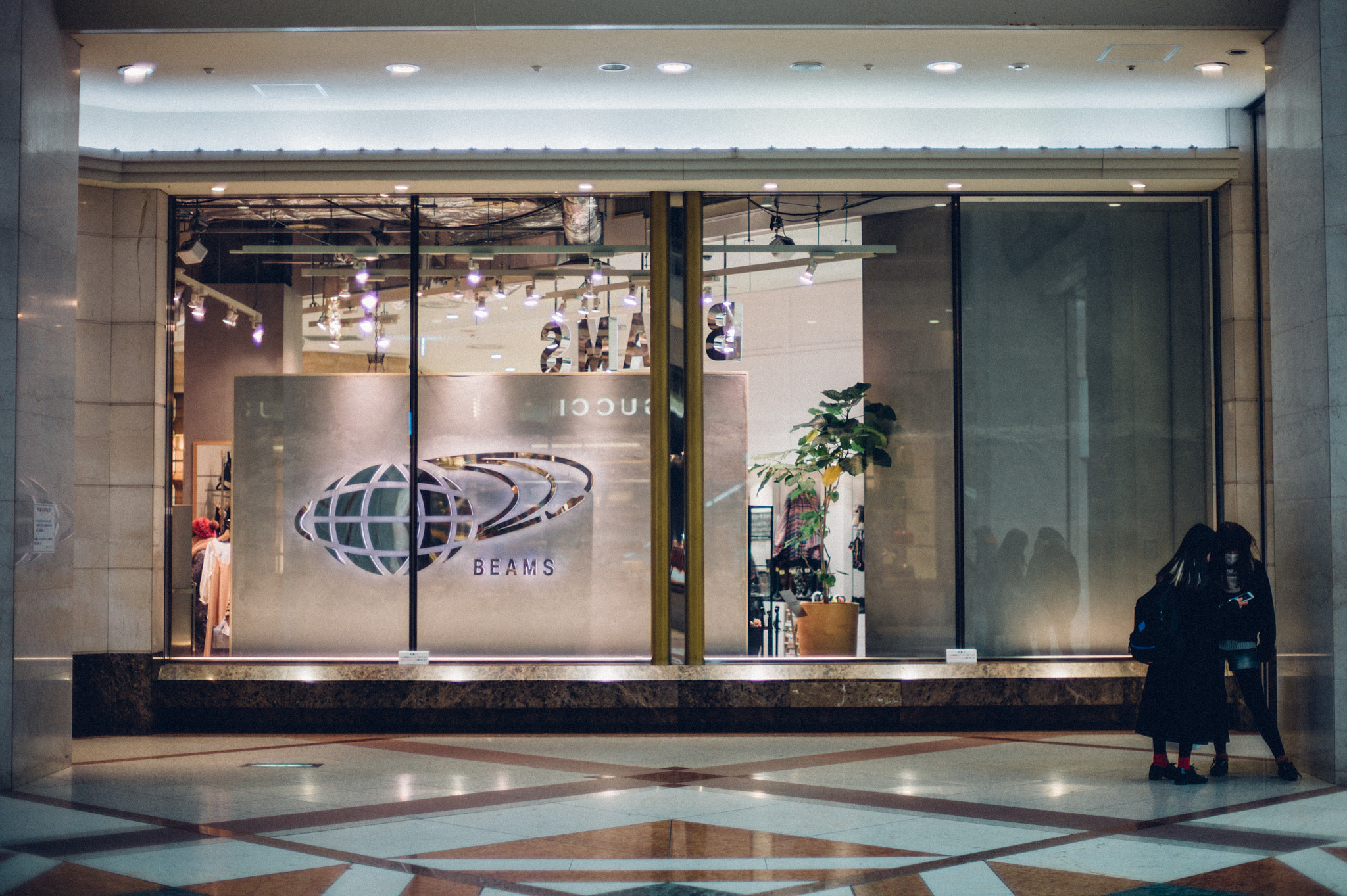 Leica M9 + Noctilux-M 50mm f/1 sample photo. Secret talk photography