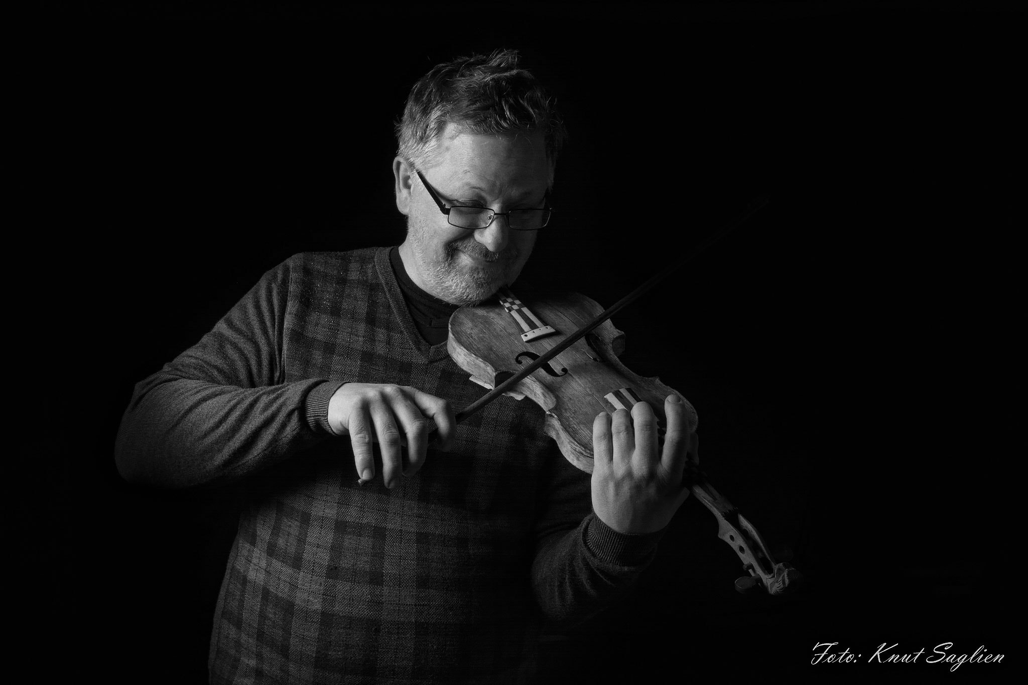 Nikon D7100 + Tamron 18-270mm F3.5-6.3 Di II VC PZD sample photo. Playing on a old violin photography