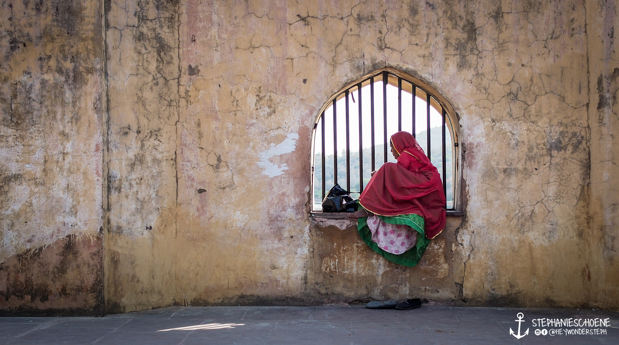 Olympus OM-D E-M5 + Panasonic Leica DG Summilux 25mm F1.4 II ASPH sample photo. Woman in jaipur 2015 photography