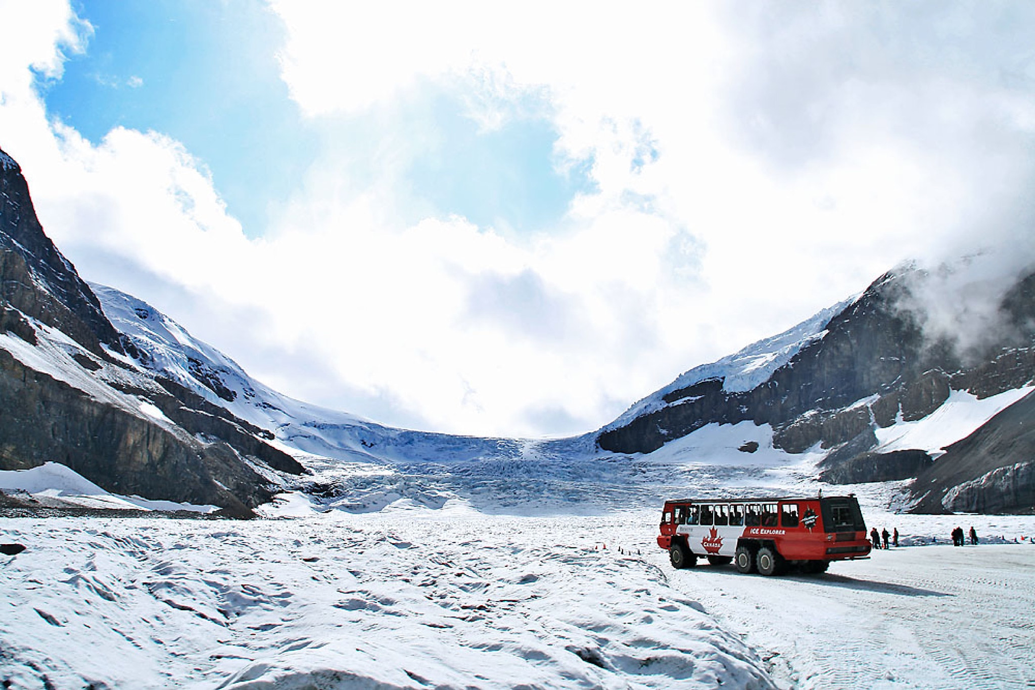 Canon EOS 400D (EOS Digital Rebel XTi / EOS Kiss Digital X) sample photo. Snow coach on the glacier photography