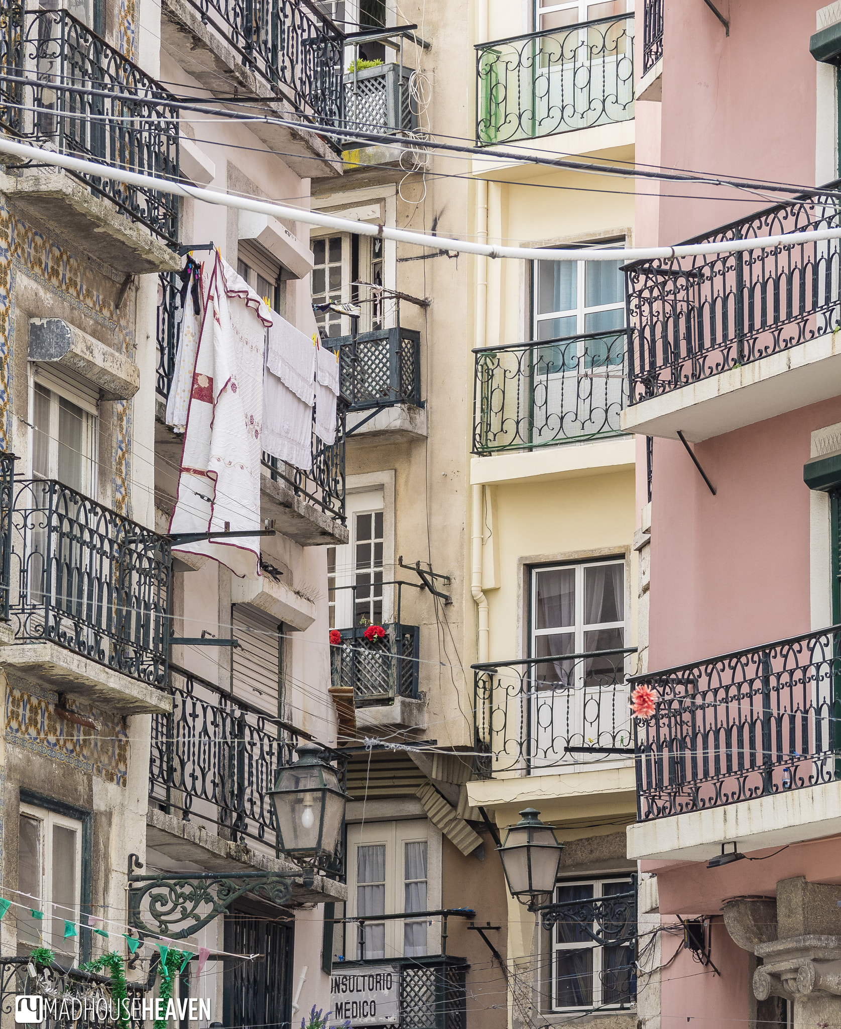 Olympus OM-D E-M1 + Olympus M.Zuiko Digital ED 12-100mm F4.0 IS Pro sample photo. Creative clutter in alfama photography