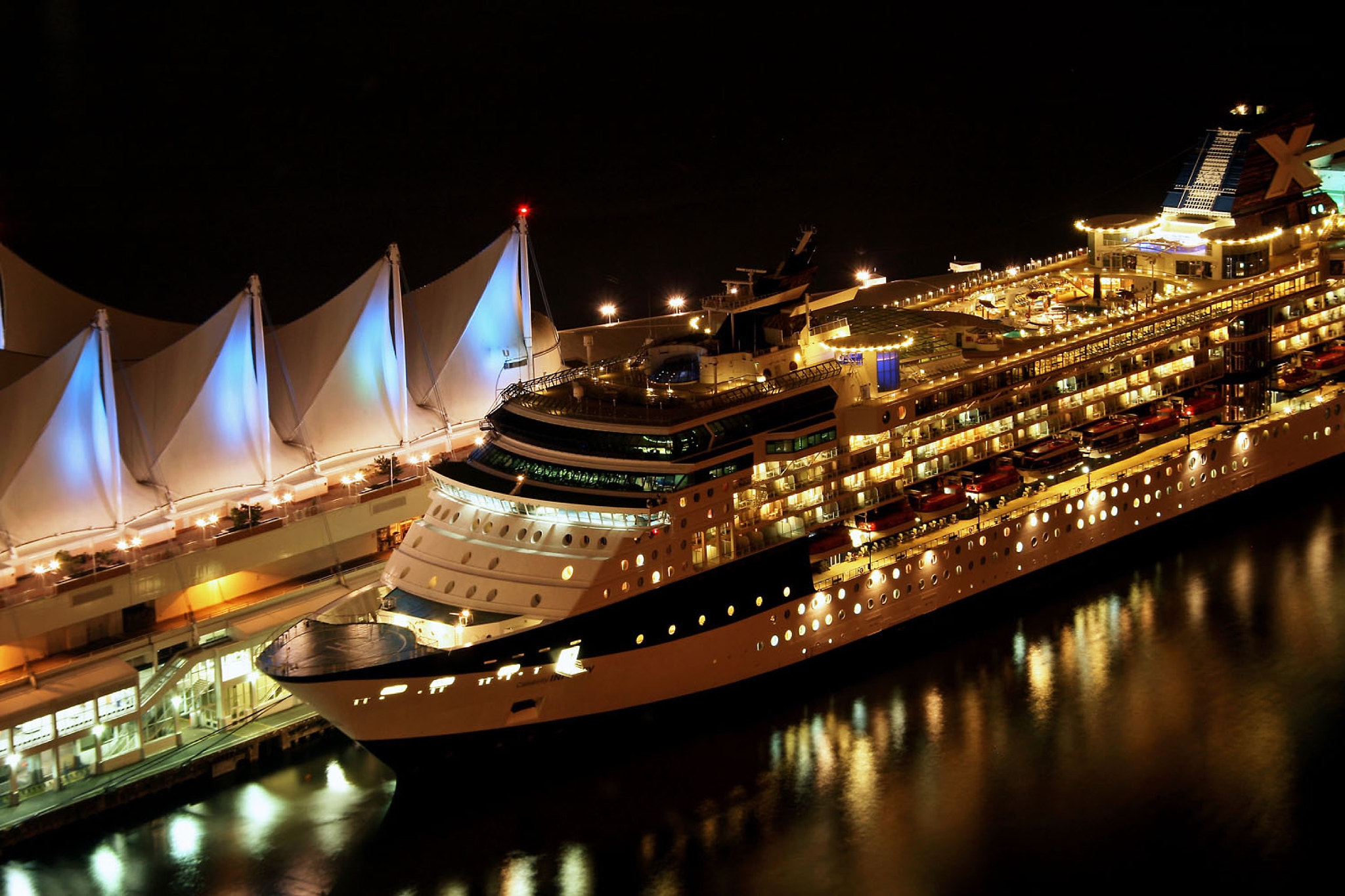 Canon EOS 400D (EOS Digital Rebel XTi / EOS Kiss Digital X) sample photo. Cruise ship of night photography