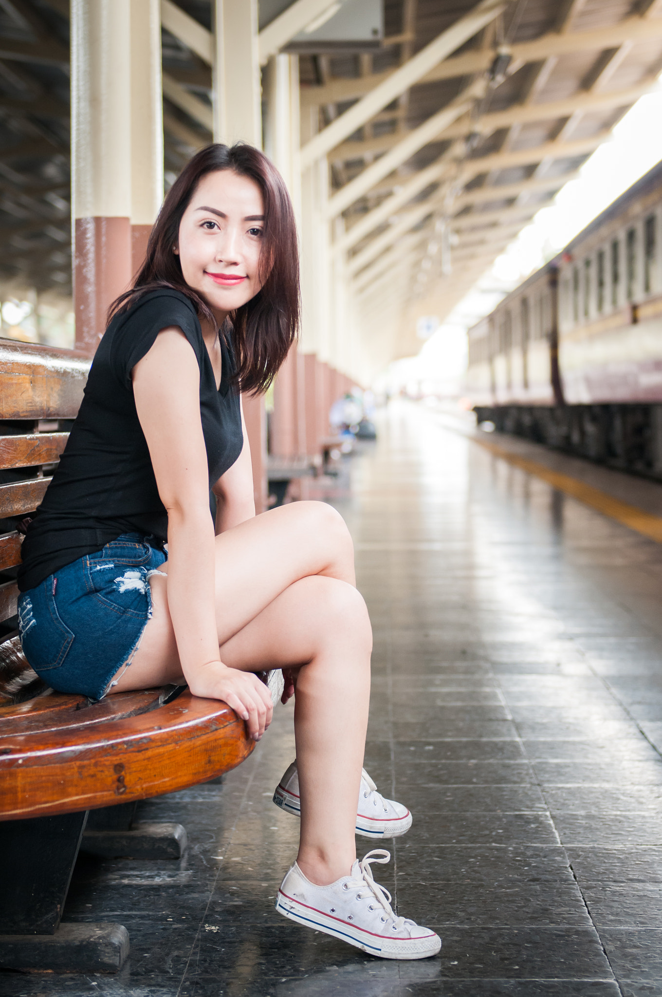 Nikon D300 + Nikon AF-S Nikkor 24-70mm F2.8G ED sample photo. Asian woman in train station. photography