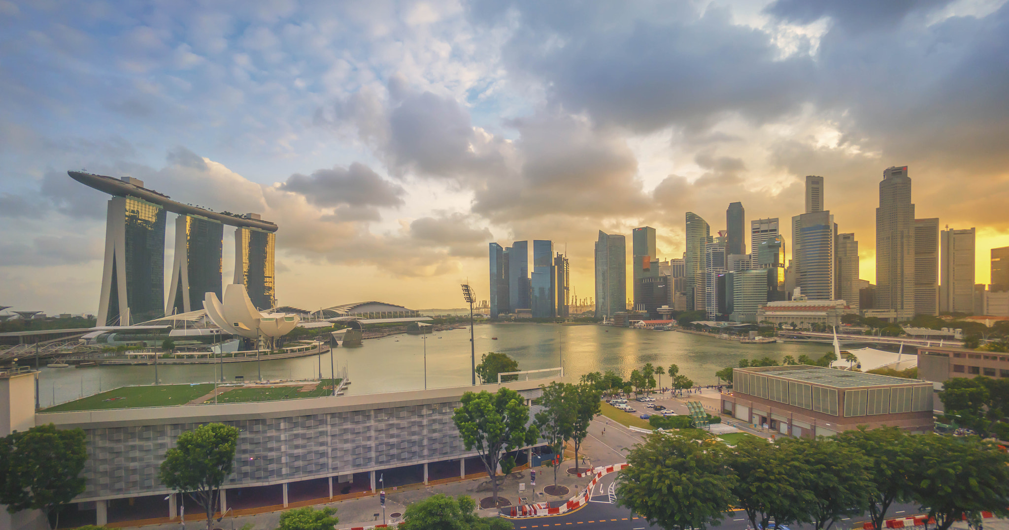 Sony a7R + Sony E 10-18mm F4 OSS sample photo. Awesome sunset at singapore skyline photography