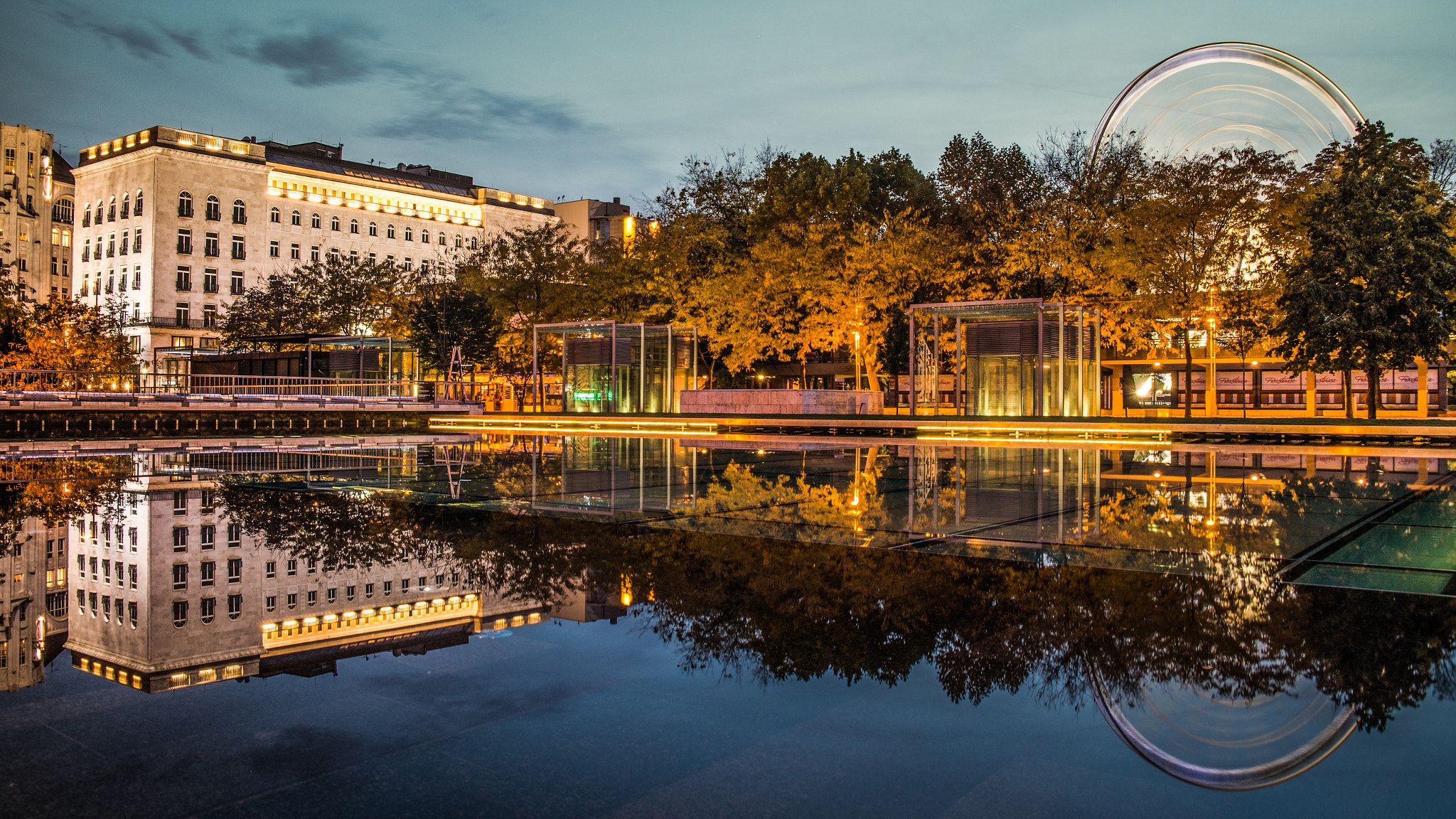 Samsung NX30 + Samsung NX 18-55mm F3.5-5.6 OIS sample photo. Budapest - deák tér photography