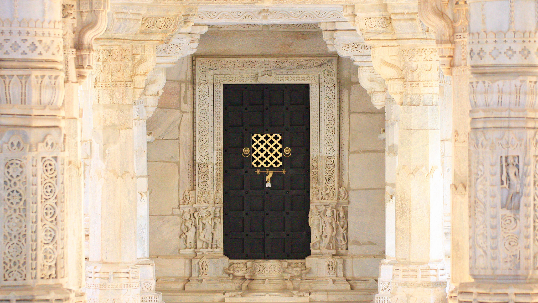 Canon EOS 650D (EOS Rebel T4i / EOS Kiss X6i) sample photo. Temple door photography