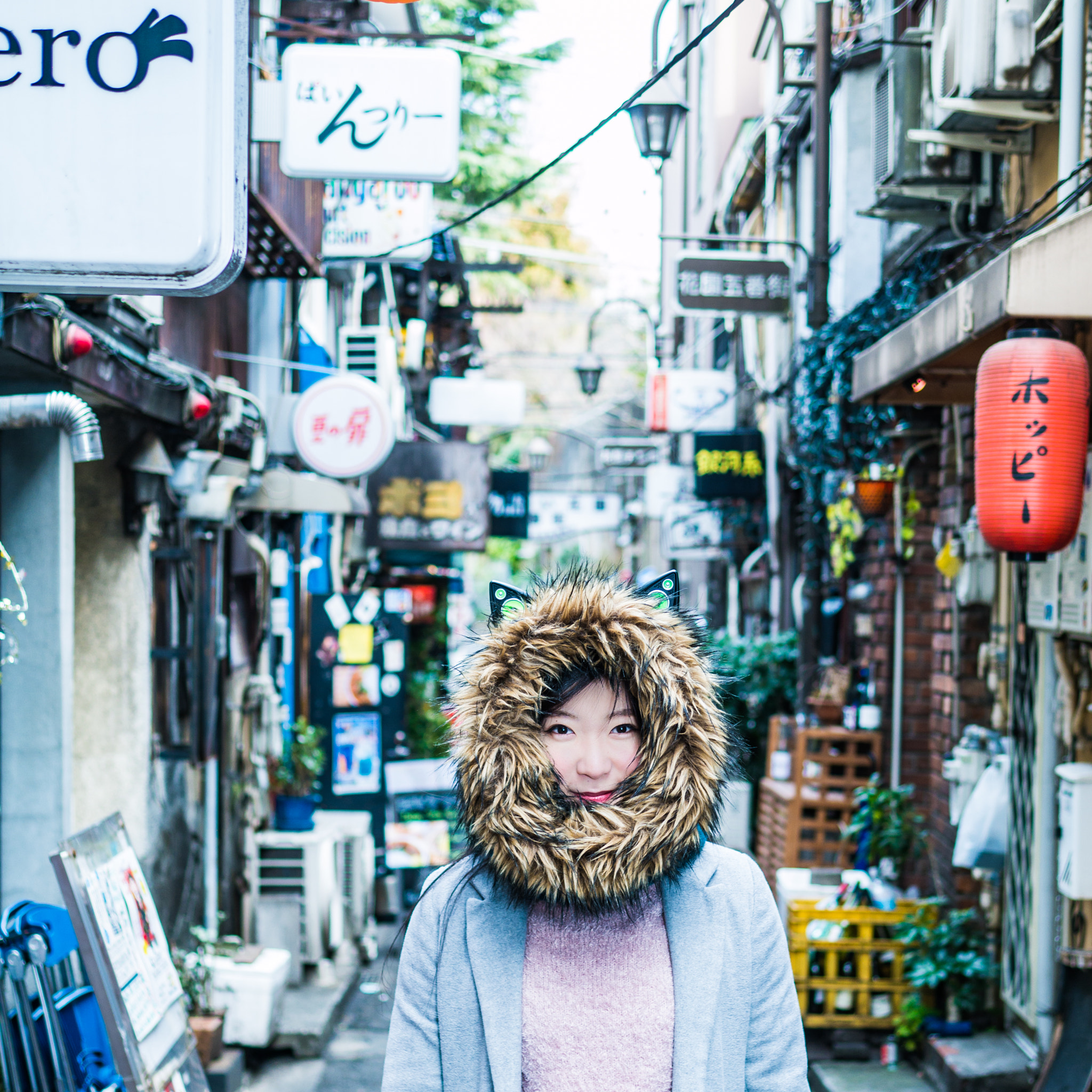 Panasonic Lumix DMC-GX7 + Panasonic Leica DG Summilux 25mm F1.4 II ASPH sample photo. Lion girl photography