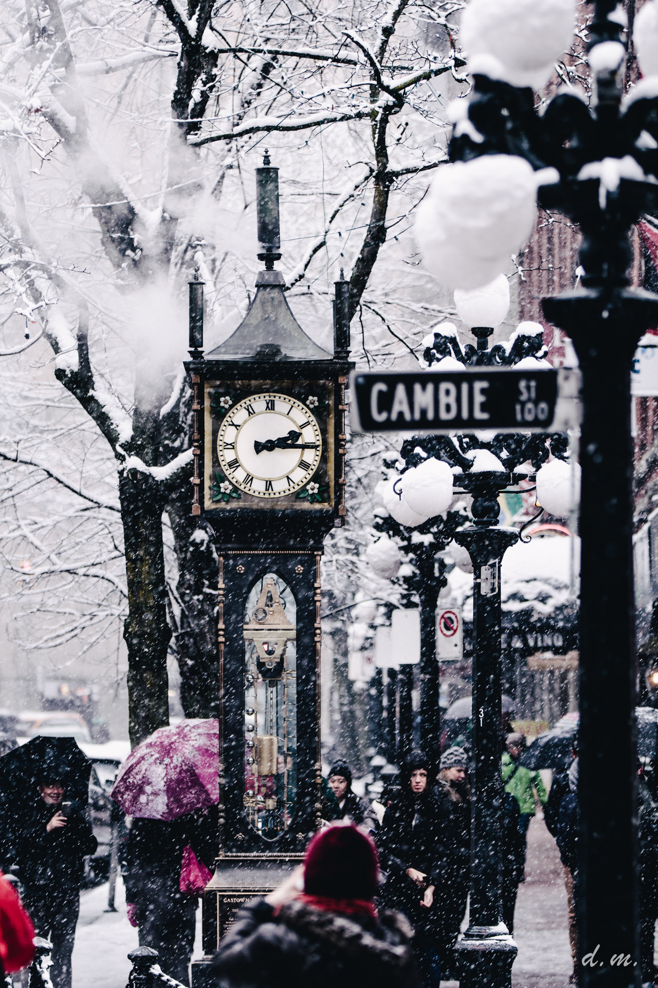 Canon EF 70-200mm F2.8L IS II USM sample photo. Snowy steam clock photography