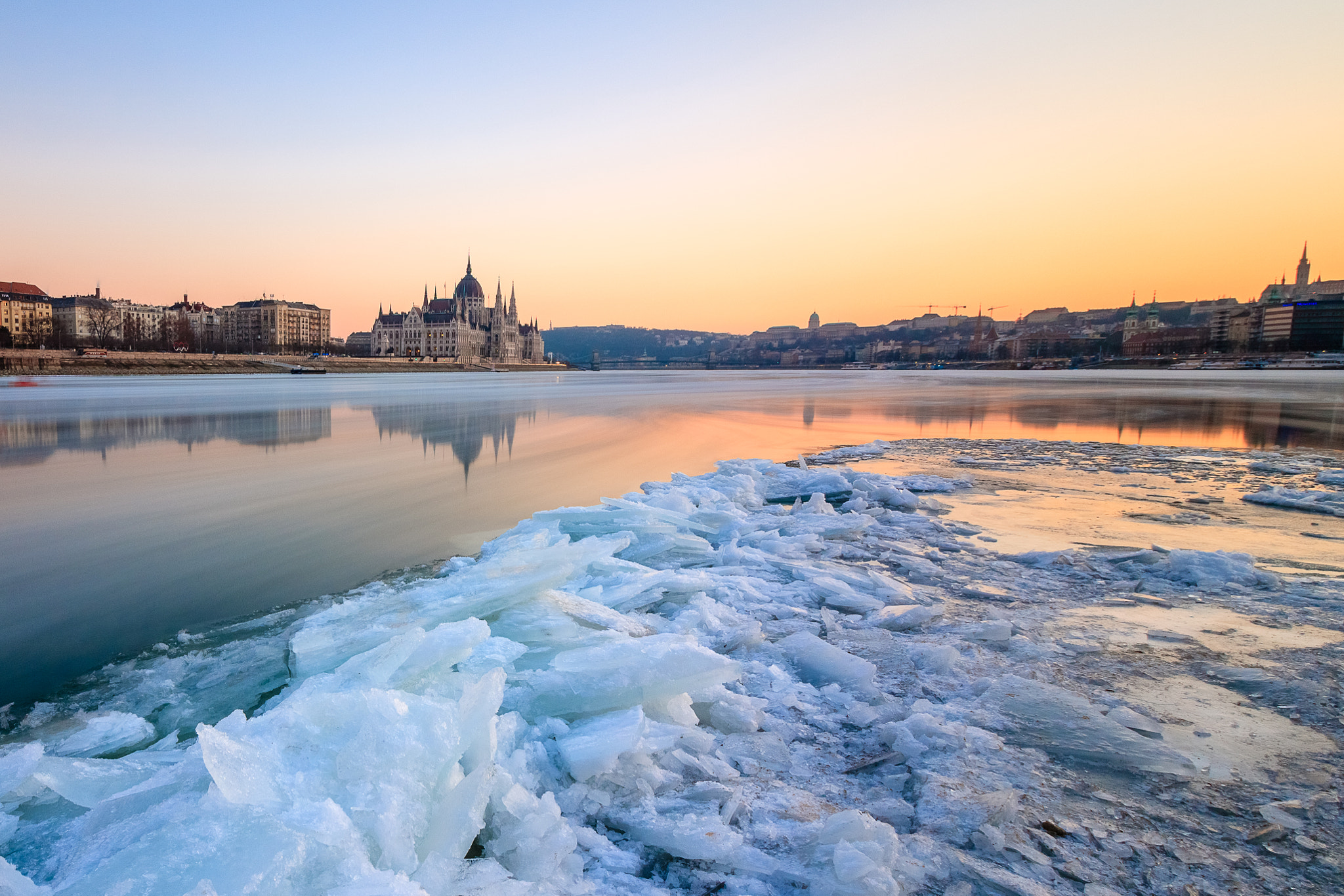 Canon EOS 750D (EOS Rebel T6i / EOS Kiss X8i) sample photo. Frozen budapest photography