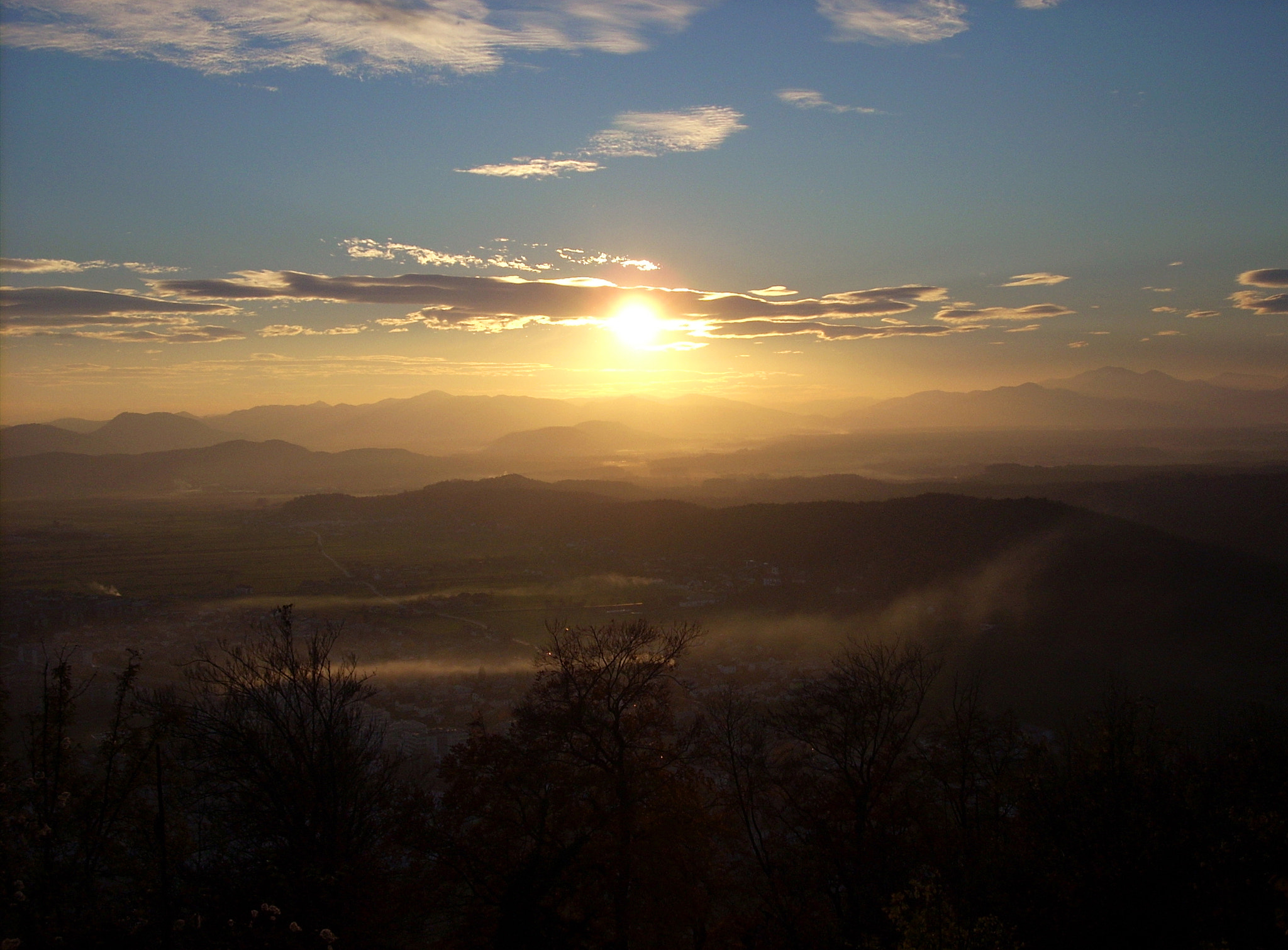 Nikon COOLPIX L10 sample photo. Sunset and mists photography