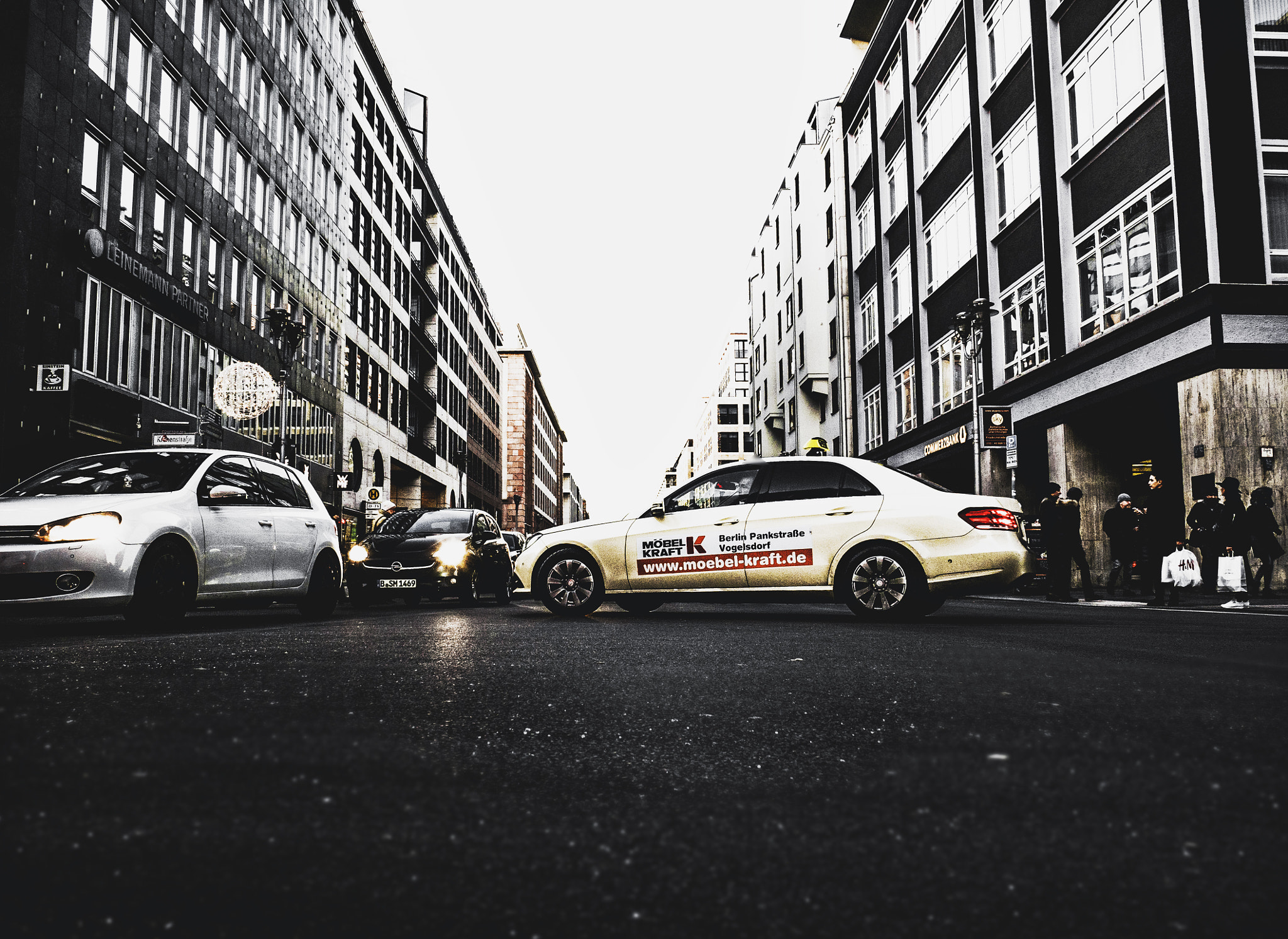 Panasonic Lumix DMC-GX85 (Lumix DMC-GX80 / Lumix DMC-GX7 Mark II) sample photo. Taxi photography