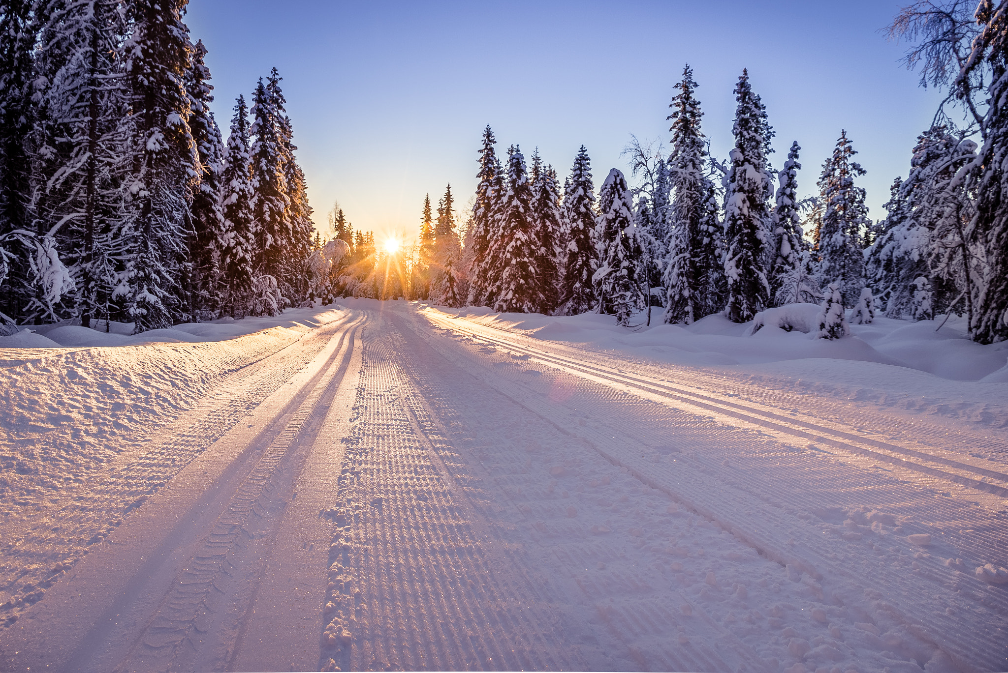 Canon EOS 7D Mark II + Canon EF-S 15-85mm F3.5-5.6 IS USM sample photo. A beautiful sunset and fresh tracks ! photography