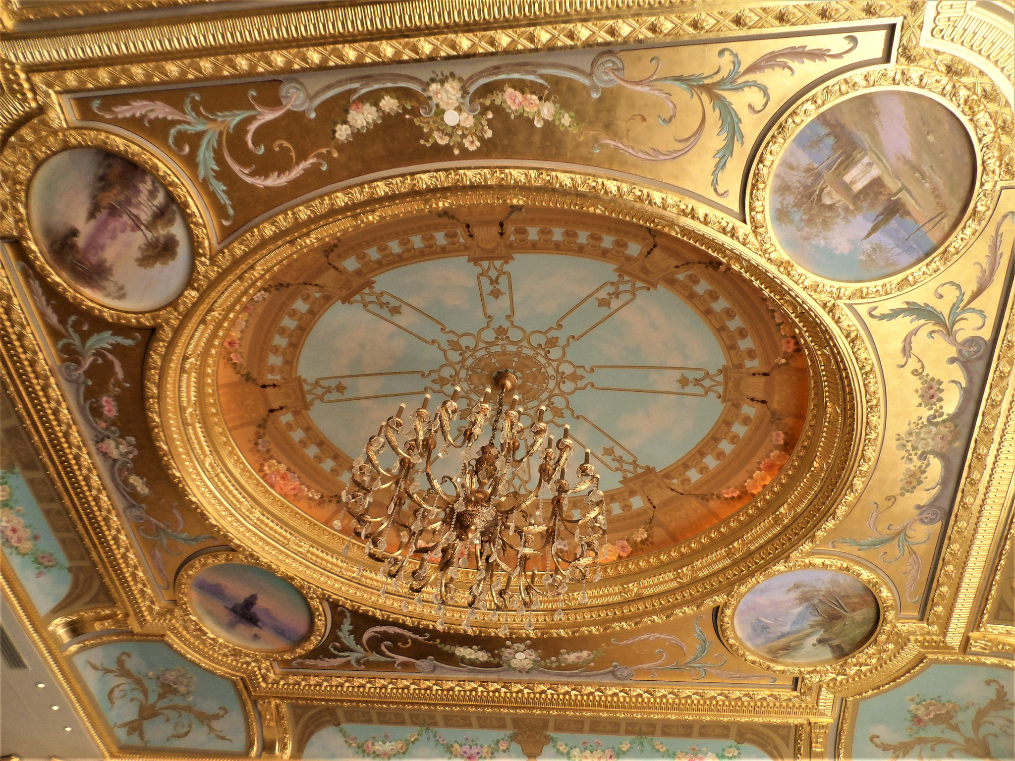 Samsung WB150 / WB150F / WB152 / WB152F / WB151 / WB151F / WB140 sample photo. The ceiling of the hall photography