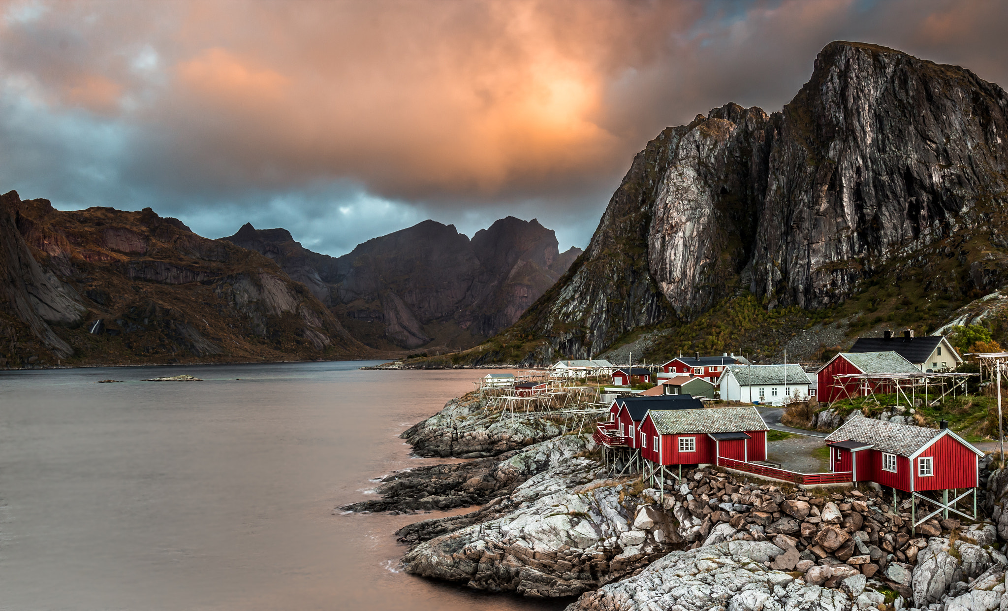 Canon EF 16-35mm F4L IS USM sample photo. North lights on hamnøy village photography