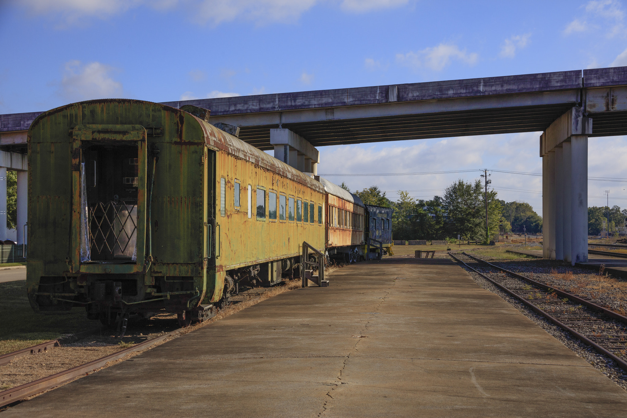 Canon EOS 5DS R + Canon EF 28-200mm F3.5-5.6 USM sample photo. Old passenger train cars union station meridian mississippi photography