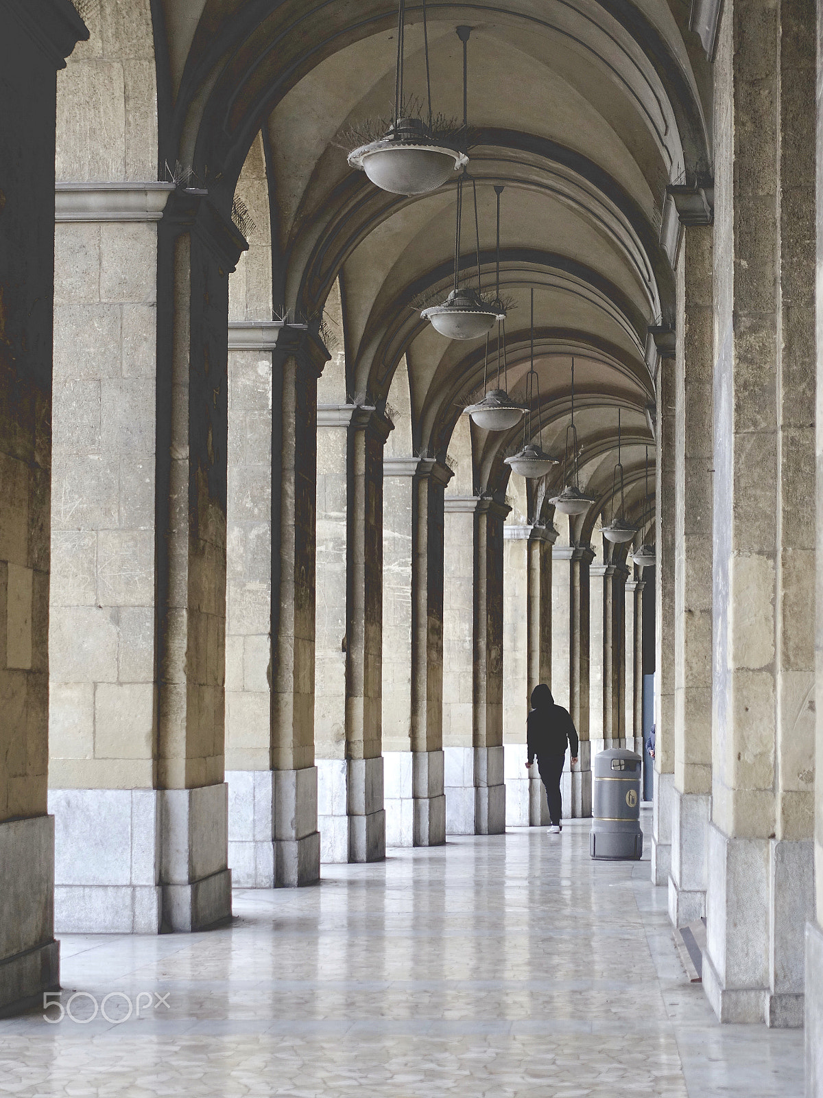 Sony Cyber-shot DSC-RX100 IV + Sony 24-70mm F1.8-2.8 sample photo. Walking through the colonnade photography