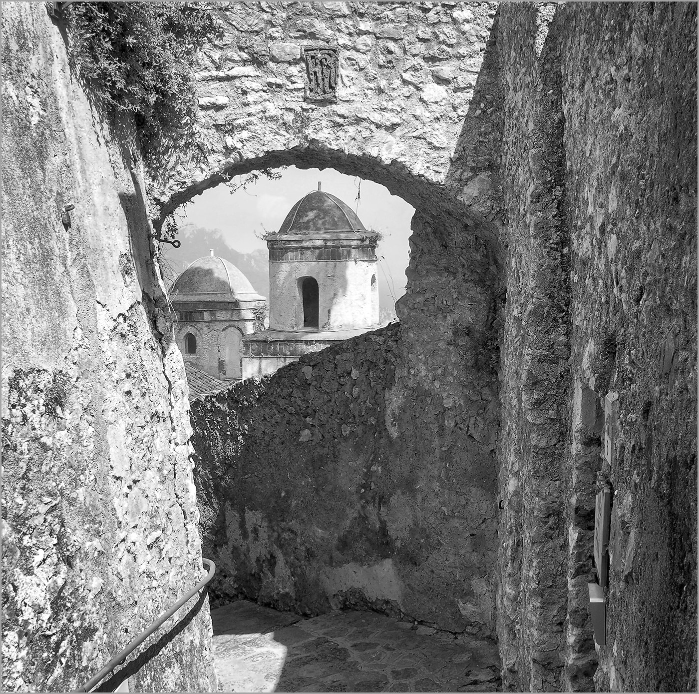 Olympus OM-D E-M10 II sample photo. Ravello town walls photography