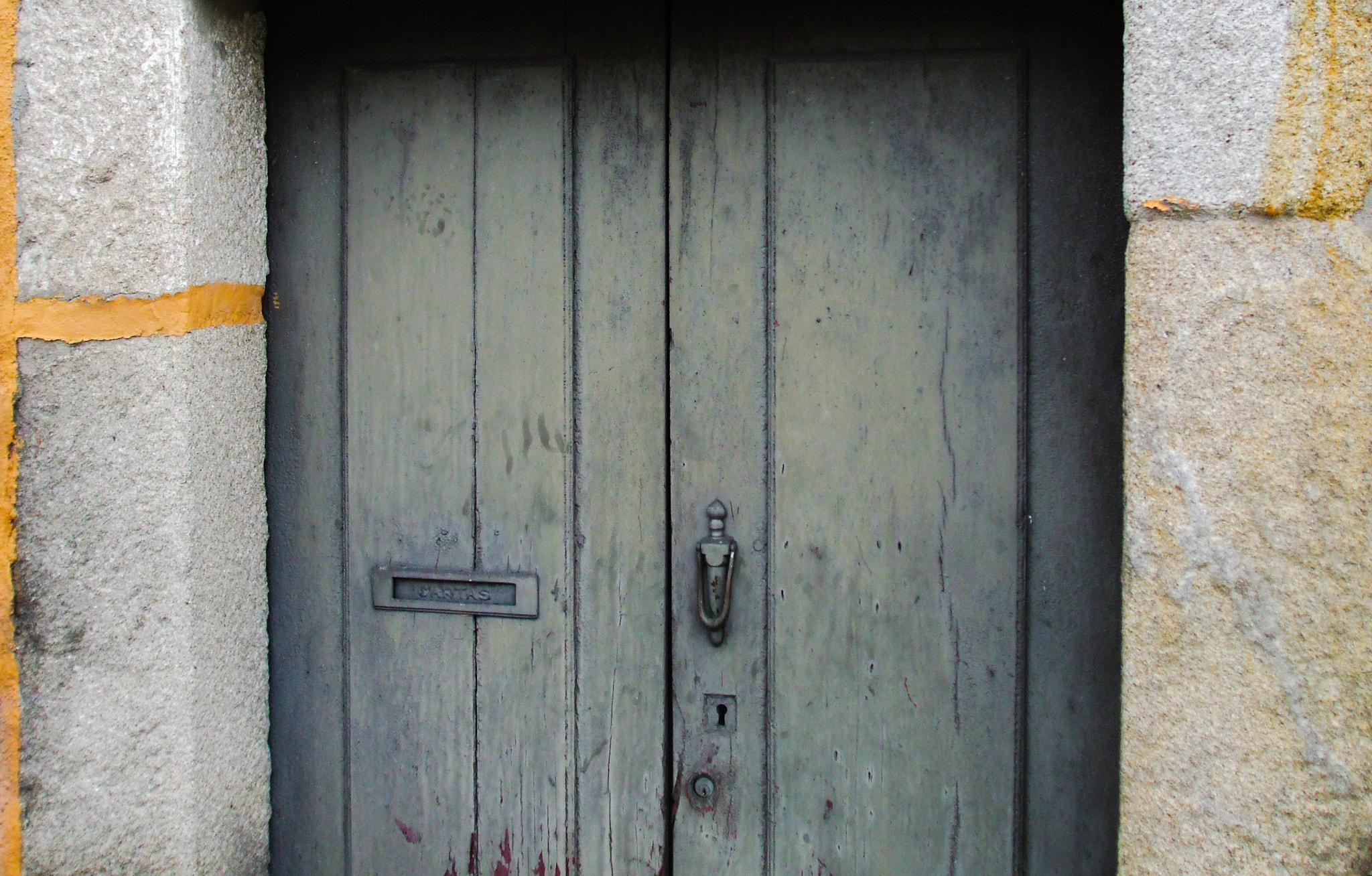 Fujifilm FinePix A820 sample photo. Old wooden door photography