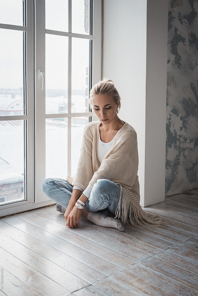 Sony a7S II + Sony Vario-Tessar T* FE 16-35mm F4 ZA OSS sample photo. Girl in studio photography