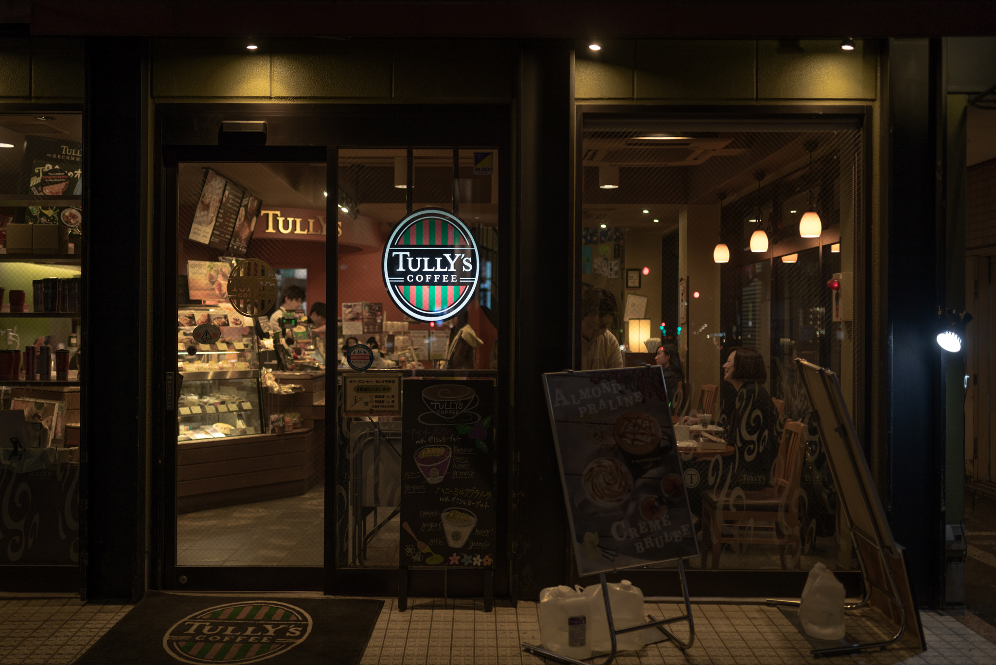 Sigma 35mm F1.4 DG HSM Art sample photo. Evening  café photography