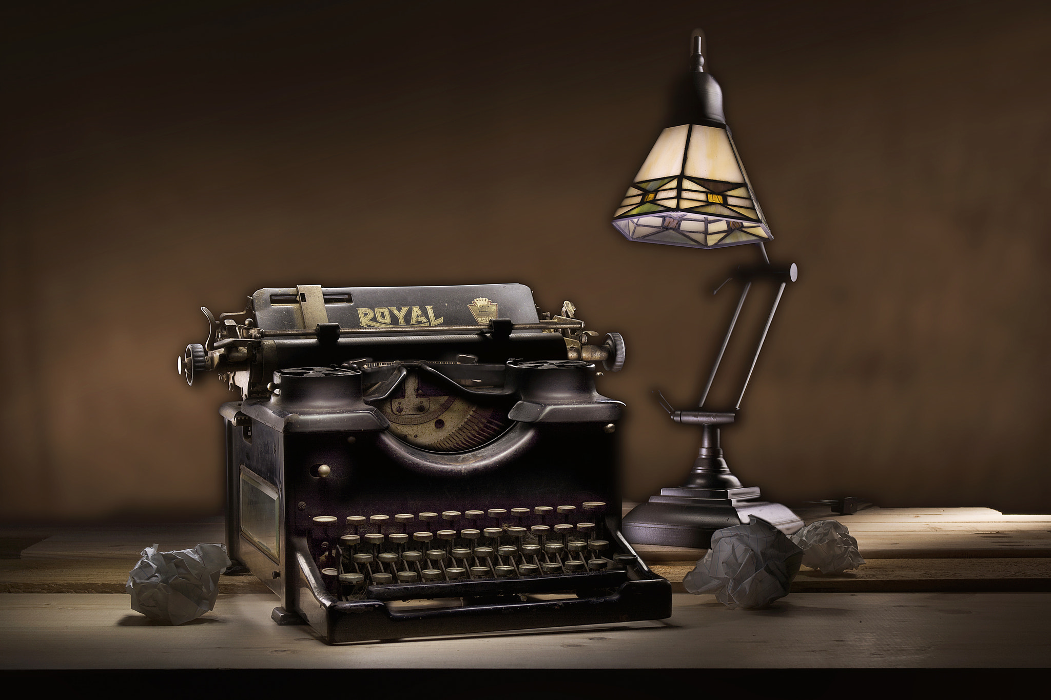 Nikon D7100 + Nikon AF-S Nikkor 28-70mm F2.8 ED-IF sample photo. Old typewriter and lamp in a dimly lit desk photography