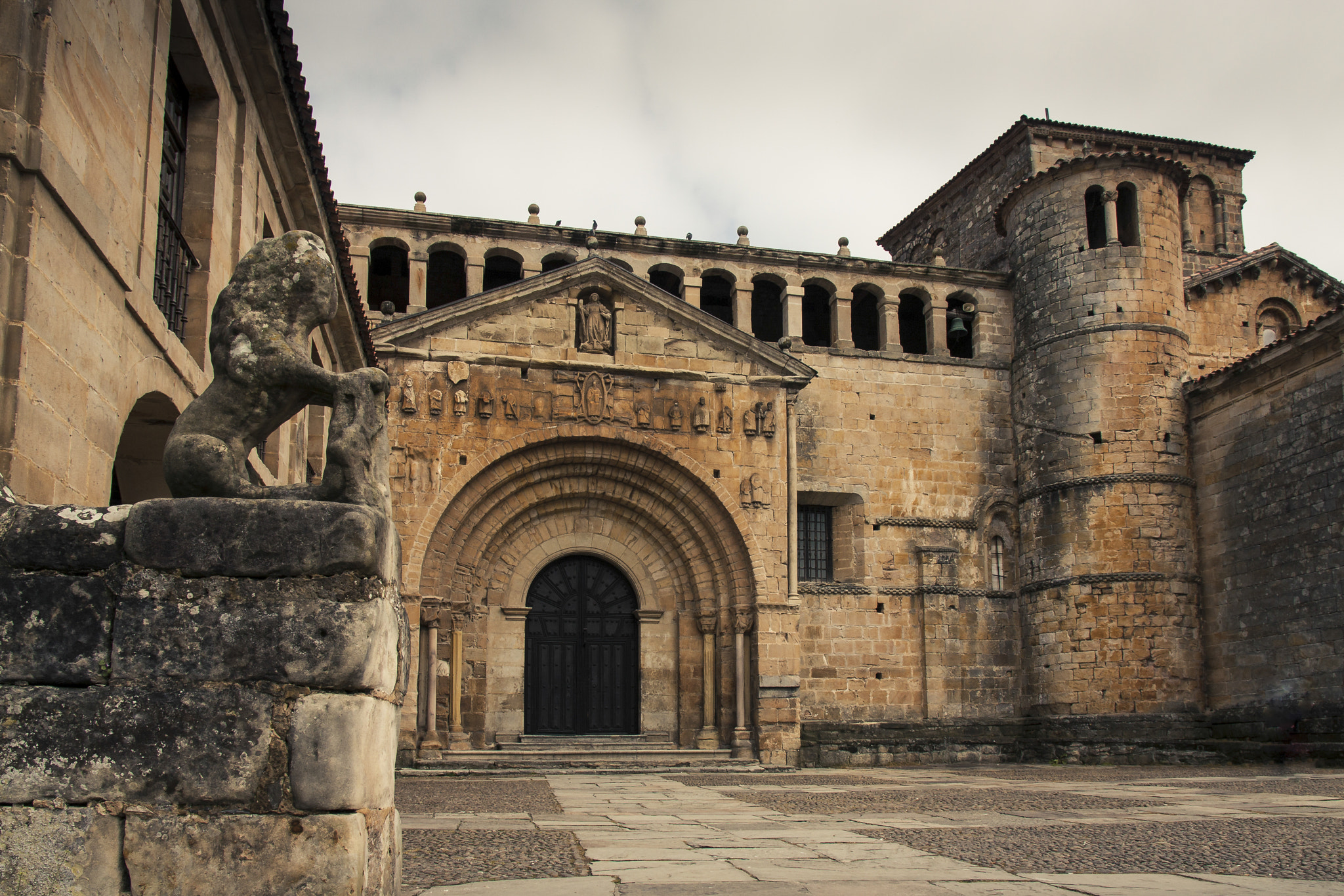 Canon EF-S 17-55mm F2.8 IS USM sample photo. Colegiata santillana del mar photography