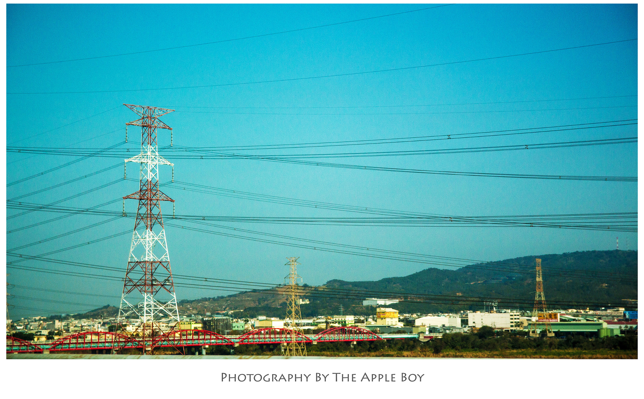 Canon EF-S 17-55mm F2.8 IS USM sample photo. Out of the window on the freeway photography