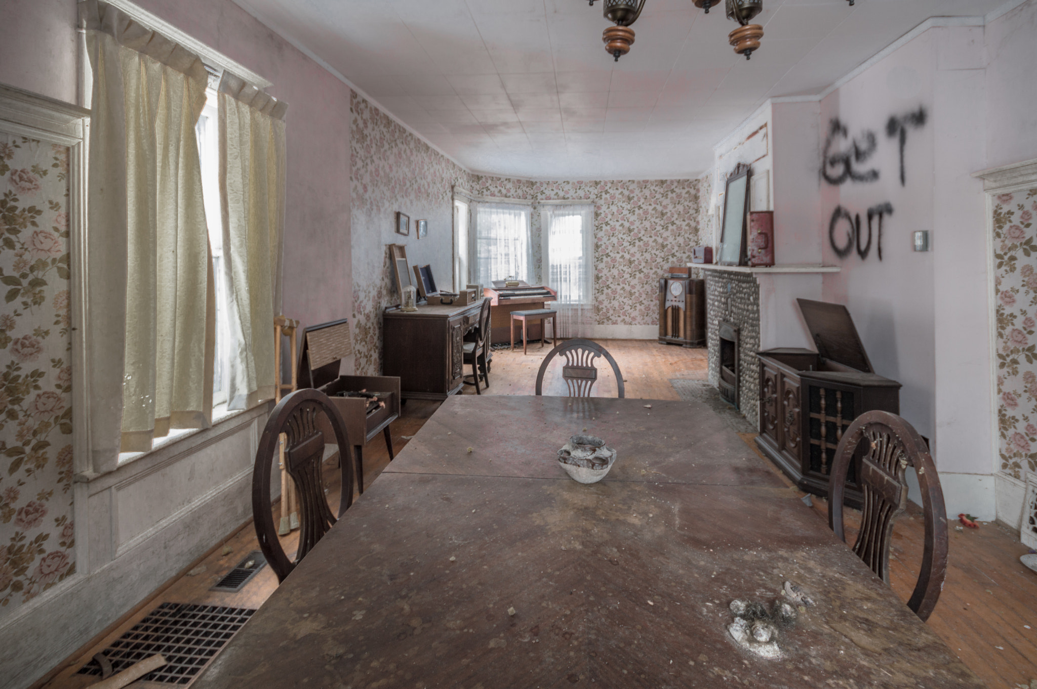 Sigma 10-20mm F4-5.6 EX DC HSM sample photo. Get out - abandoned house photography