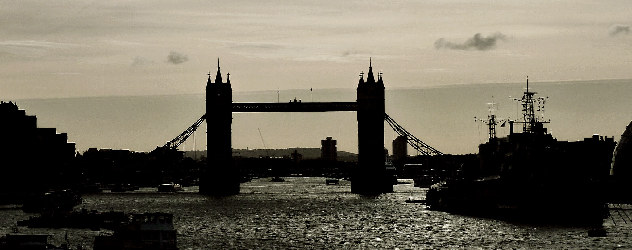 Panasonic DMC-FH25 sample photo. Puente de londres photography