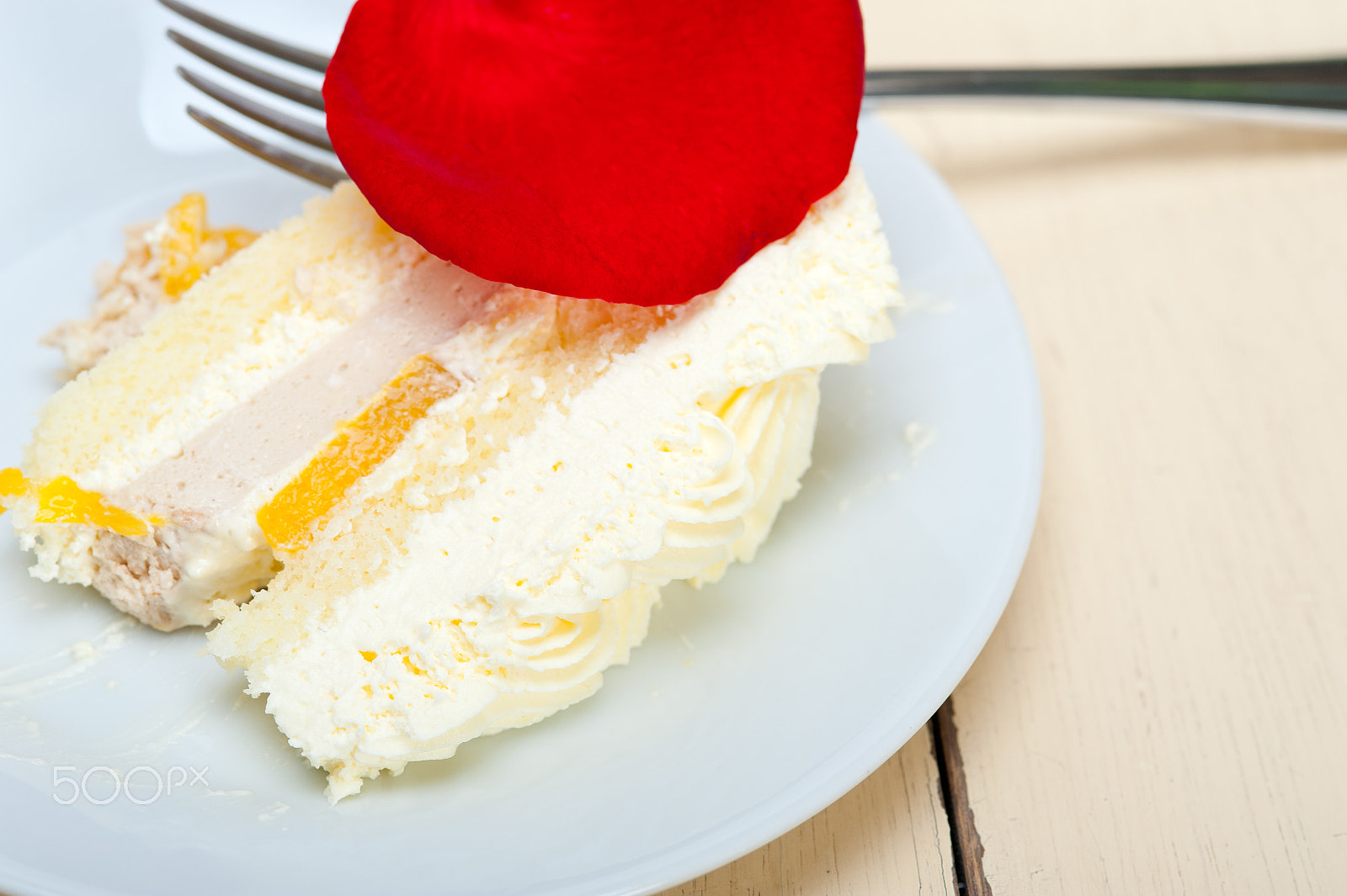 AF Micro-Nikkor 105mm f/2.8 sample photo. Whipped cream mango cake photography