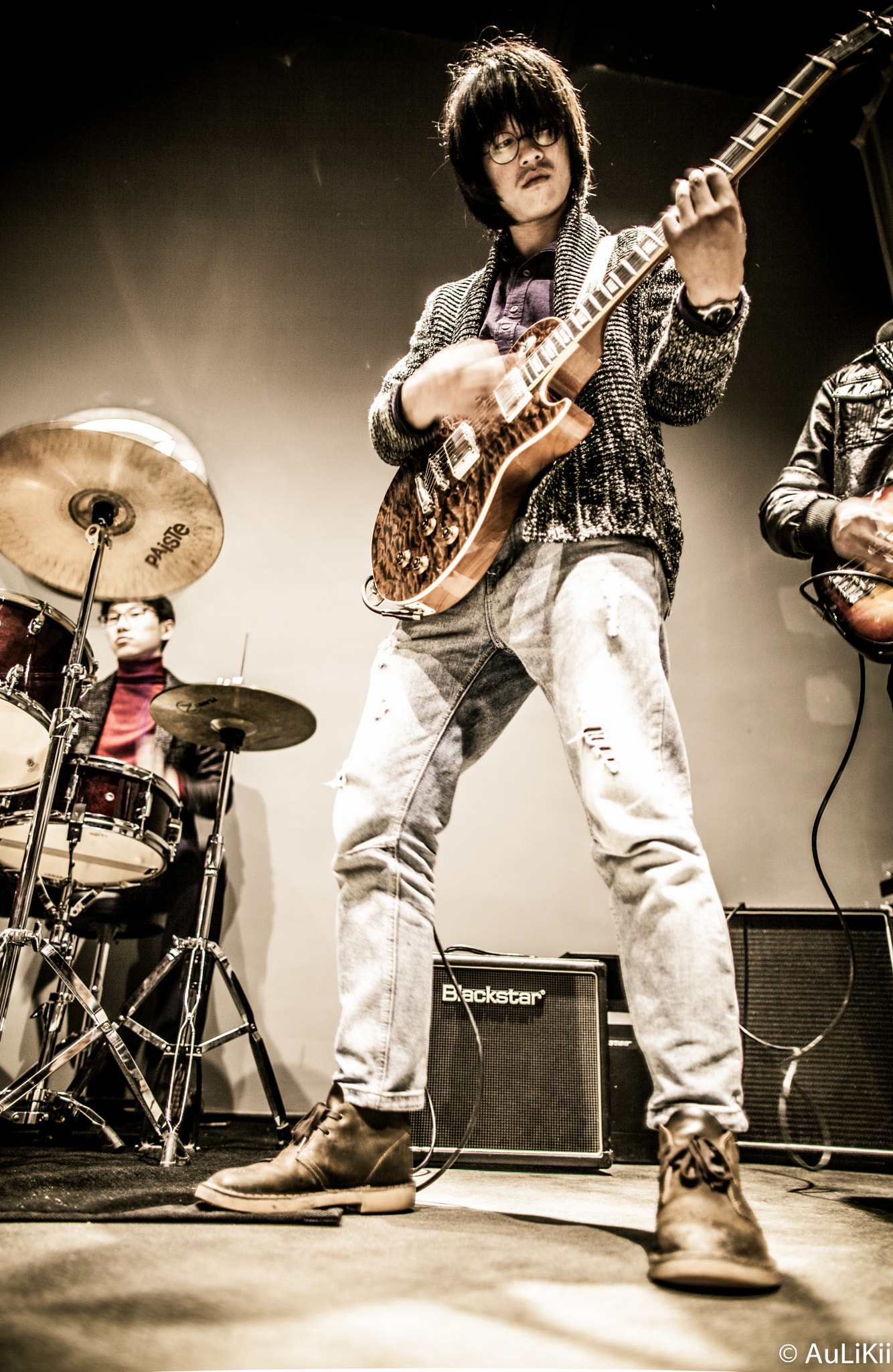 Canon EF 24mm F1.4L II USM sample photo. Rocker play guitar and sing photography