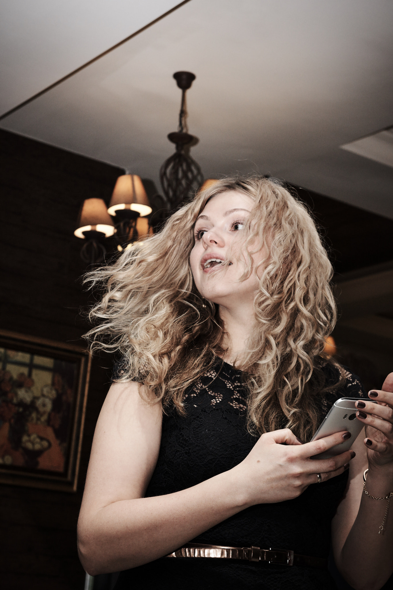 Nikon D7200 sample photo. The girl with the iphone - a fleeting photo photography