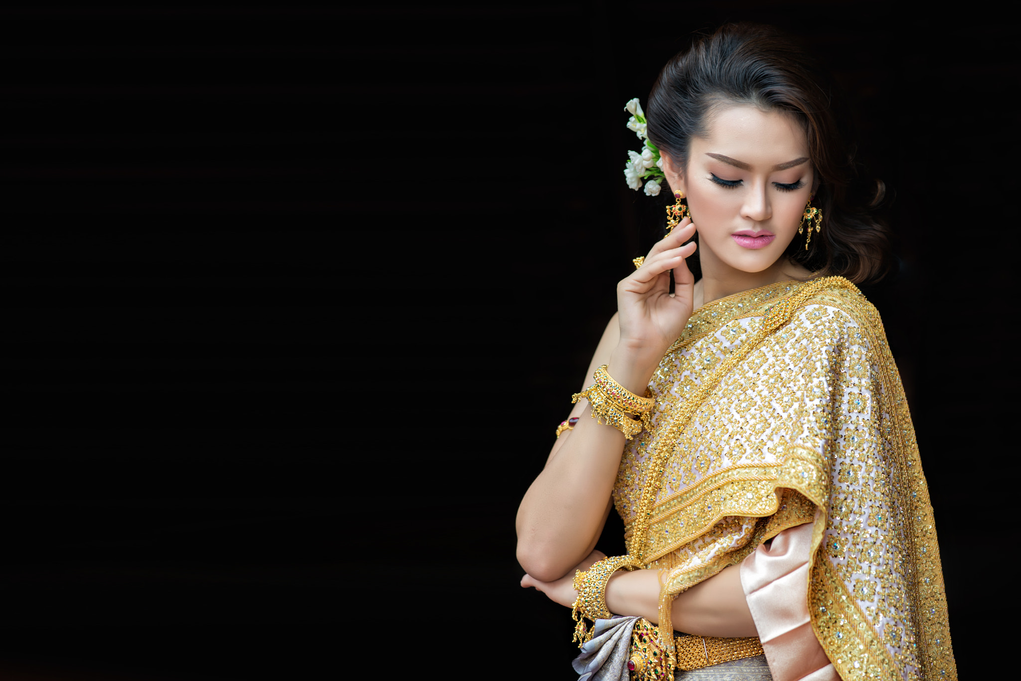 Nikon AF-Nikkor 80-200mm F2.8D ED sample photo. Woman in thailand classic traditional. photography